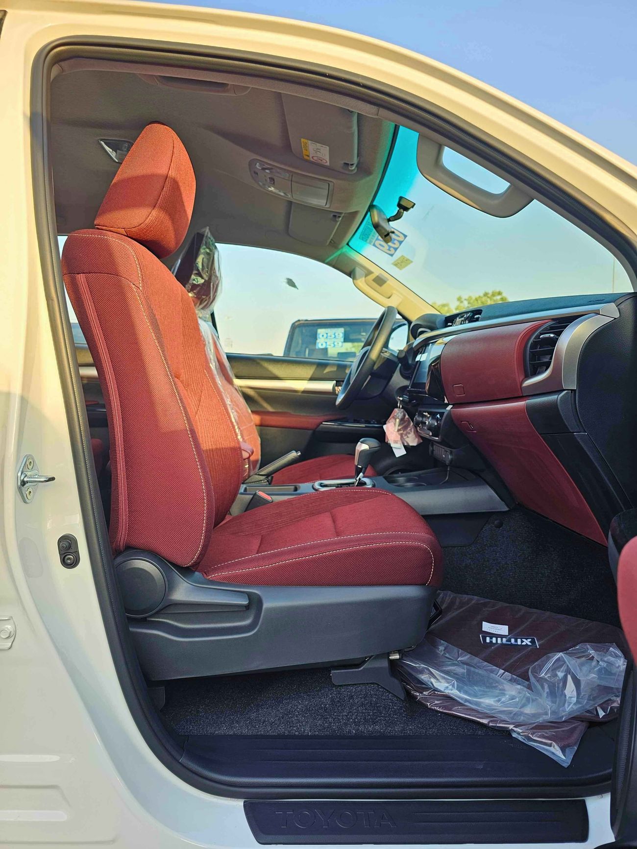 تويوتا هيلوكس GLXS-G SR5 | DOUBLE CABIN | A/T | 2.7L V4 PETROL | 4WD (CODE # GLXS-G)