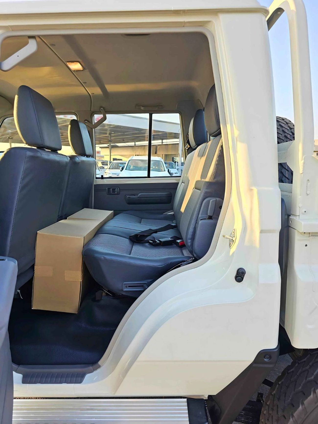 Toyota Land Cruiser Pick Up / DOUBLE CABIN / 4.2L V6 DIESEL M/T / LEATHER SEATS / DIFFLOCK , SNORKEL / 4WD (CODE # 68084)