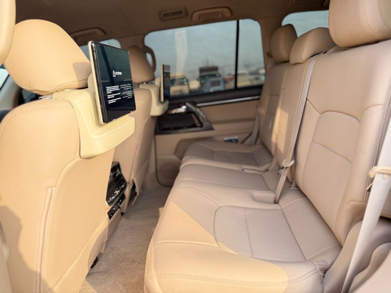 Toyota Land Cruiser Toyota Landcruiser Lc200,2015 grey colour and biegie interior ,Gcc specs LHD petrol engine..8seaters