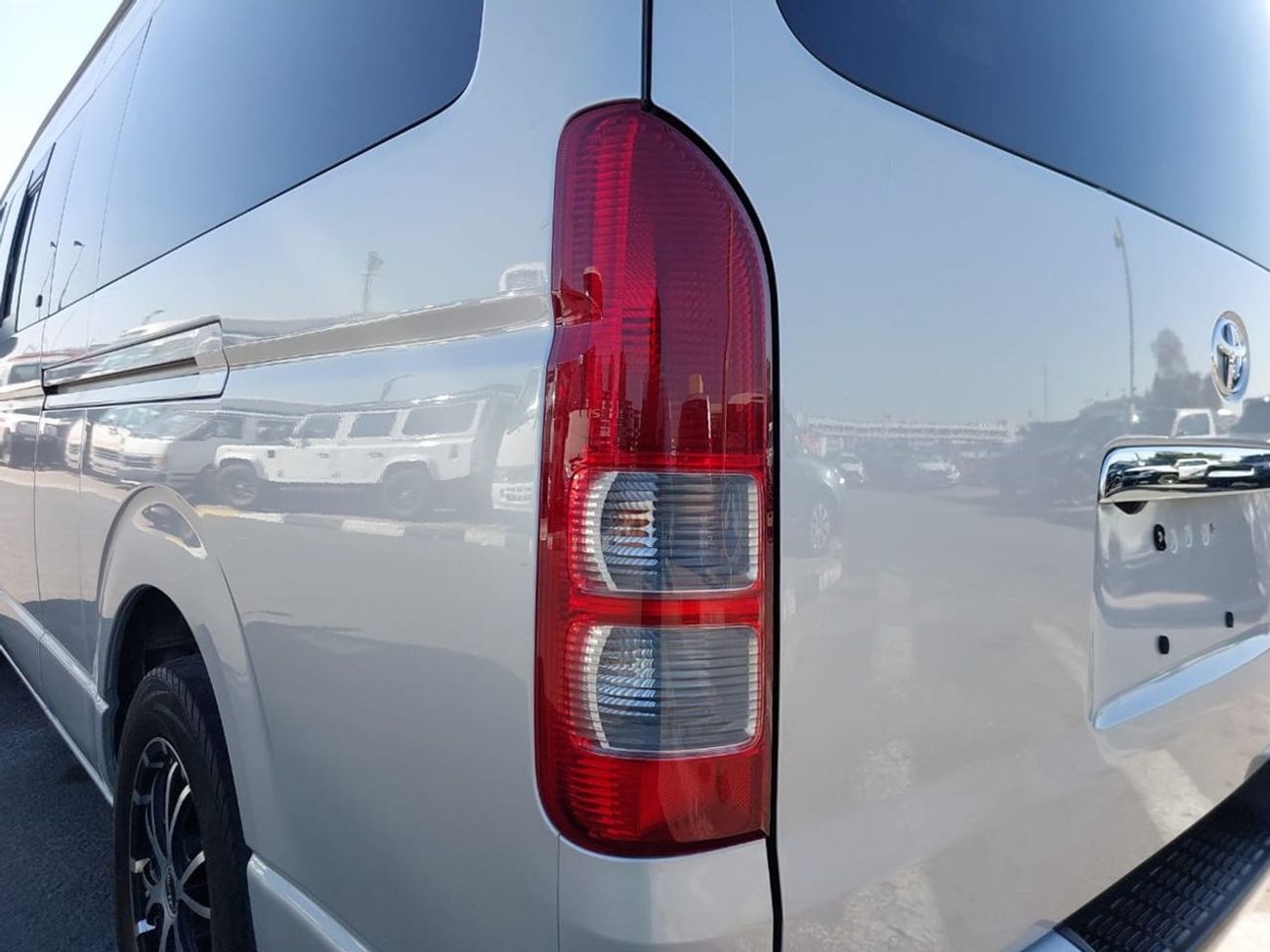 Toyota Hiace TOYOTA HIACE VAN RHD 2011 MODEL 3.0 L DIESEL AUTOMATIC(PM010795)