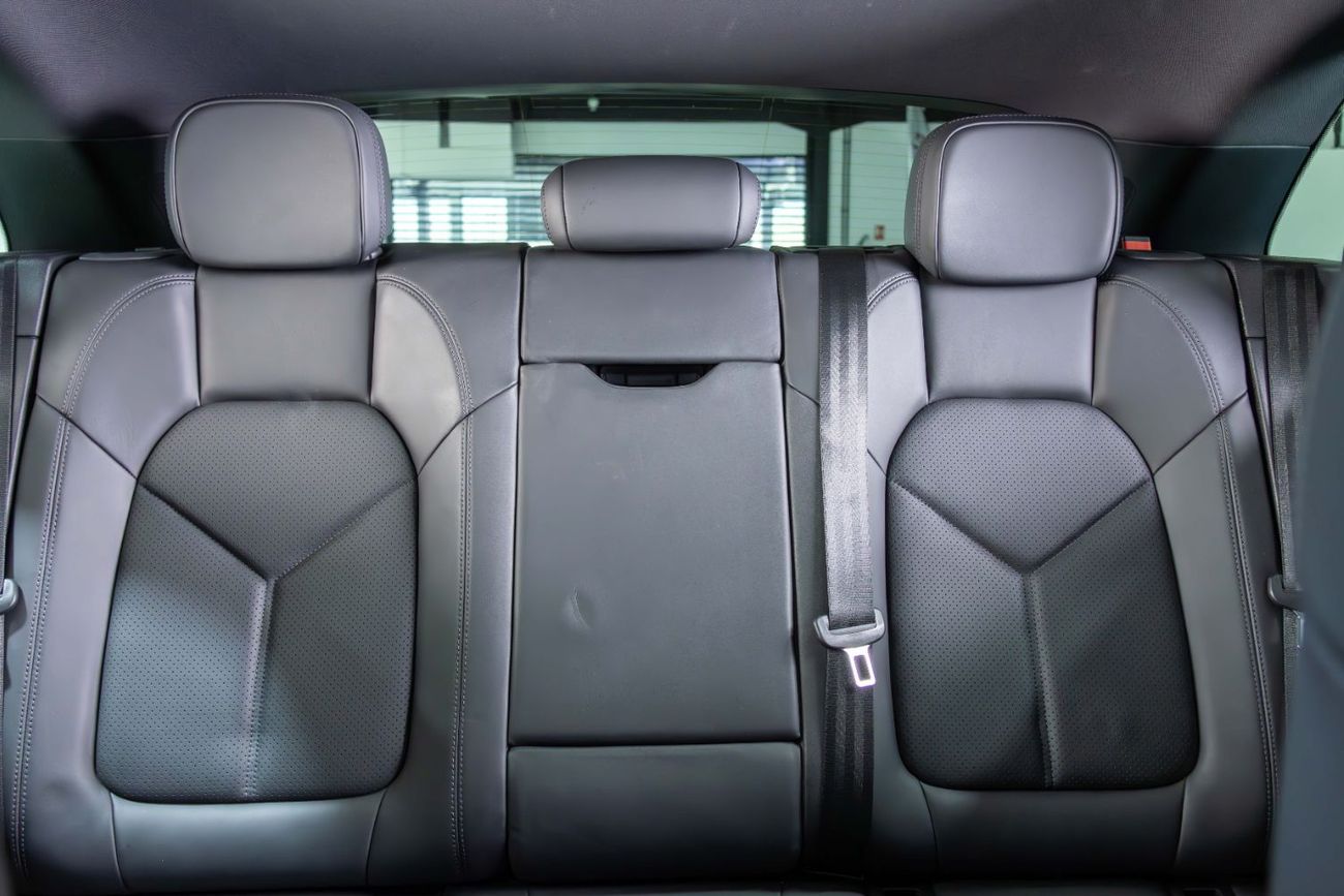 Porsche Macan Std 2.0L (260 HP) Special Color - GCC Specs - Immaculate condition