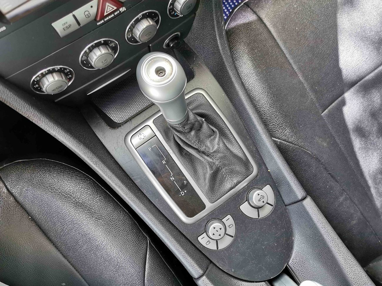 Mercedes-Benz SLK 200 2.0L, 17" Rims, DRL LED Headlights, Parking Sensor, Leather Seats, Bluetooth, USB (LOT # 763)