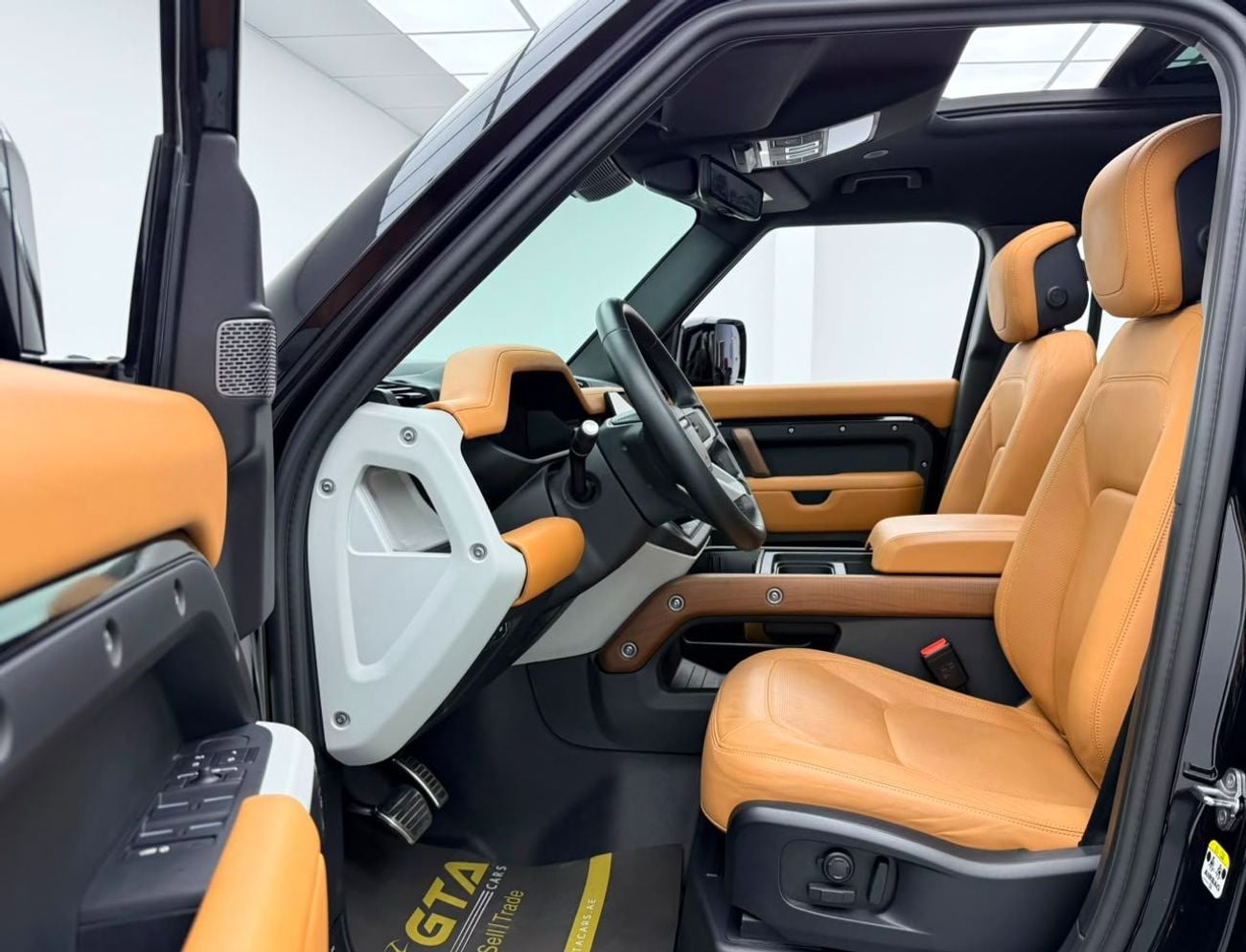 Land Rover Defender 2024 Land Rover Defender 110 HSE P400, 2029 LR Warranty + Service Pack, Full LR Service Pack, GCC