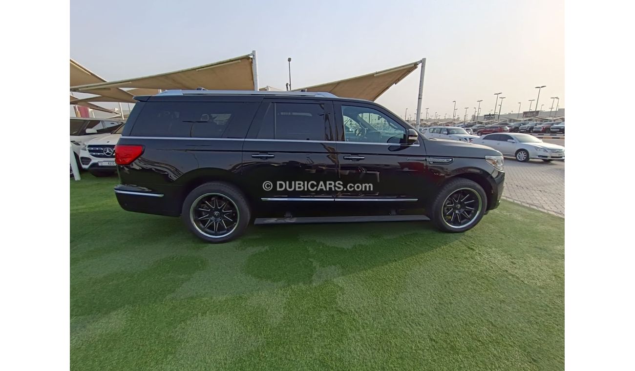 Lincoln Navigator Presidential Car in excellent condition. clean from the inside and outside!