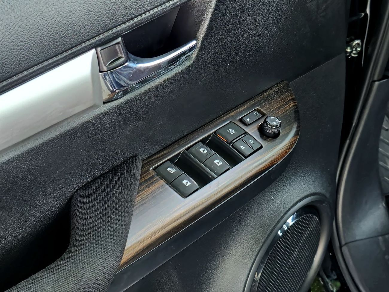 Toyota Hilux TOYOTA HILUX PETROL 2.7 DOUBLE CABIN - A/T - HIGH OPTIONS - PUSH START - 2025 - BLACK INSIDE BLACK -