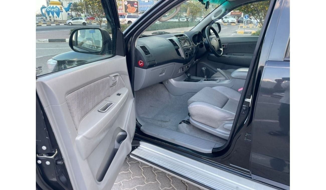 تويوتا هيلوكس diesel 3.0 liter automatic right hand drive