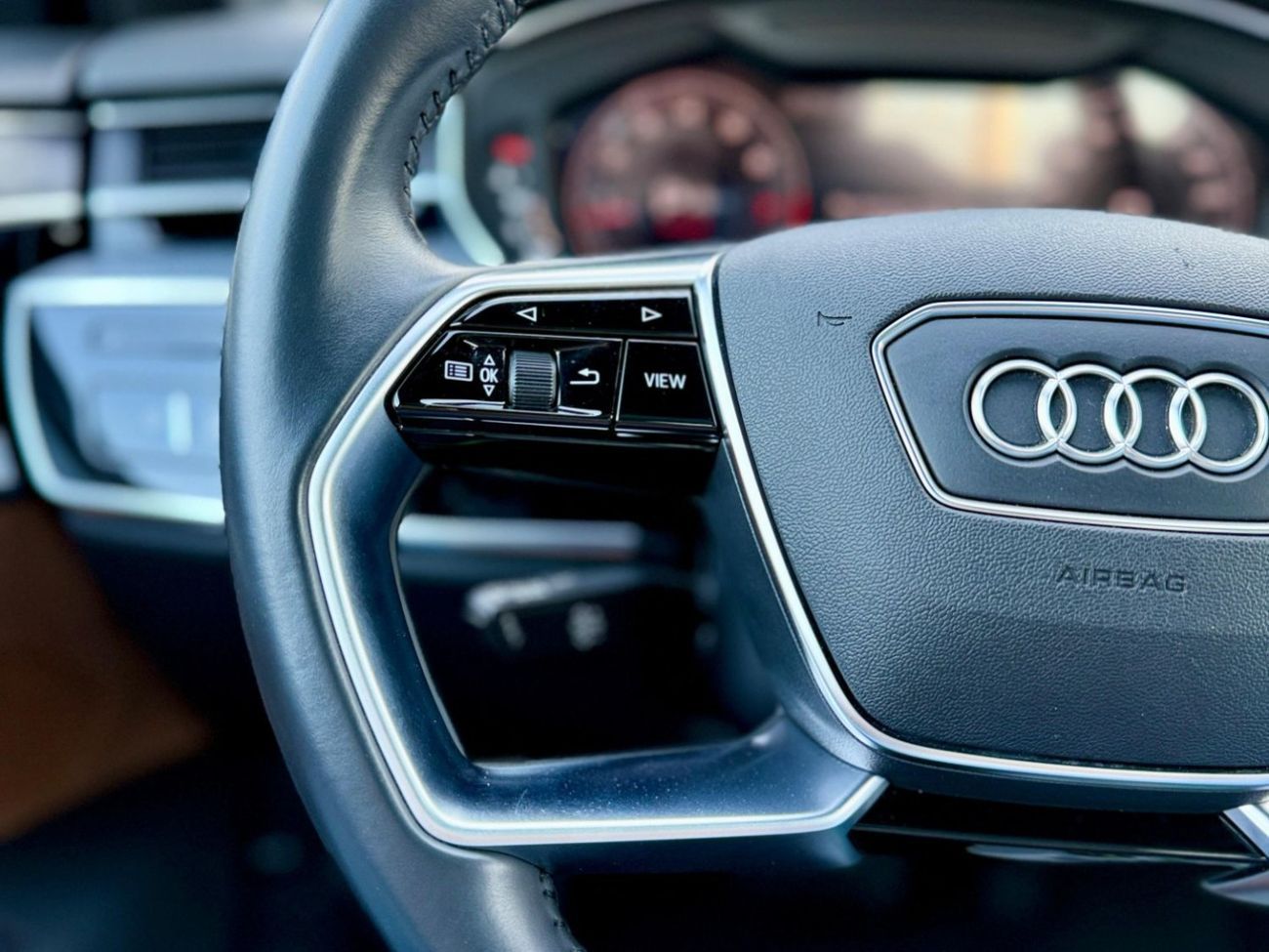 Audi A8 L 60 TFSI quattro 4.0L (460 HP)