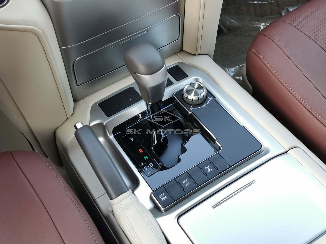 Toyota Land Cruiser 4.5L Diesel, 20" Alloy Rims, Tesla DVD 16", Parking Sensors, Sunroof, Leather Seats (CODE # VX04)