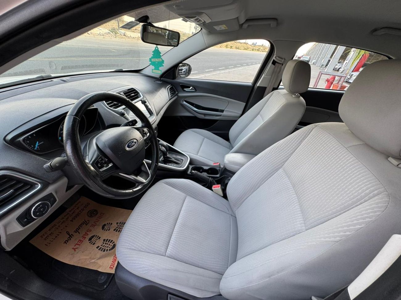 Ford Escort ECO CAR / GCC / BIG SCREEN / RIMS / APPLE ANDROID AUTO / IN PERFECT CONDITION