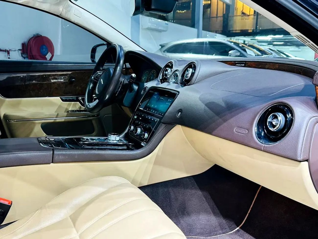 جاكوار XJ XJL GCC SPECS FULL OPTION RECENTLY SERVICE DONE FROM AGENCY 49K