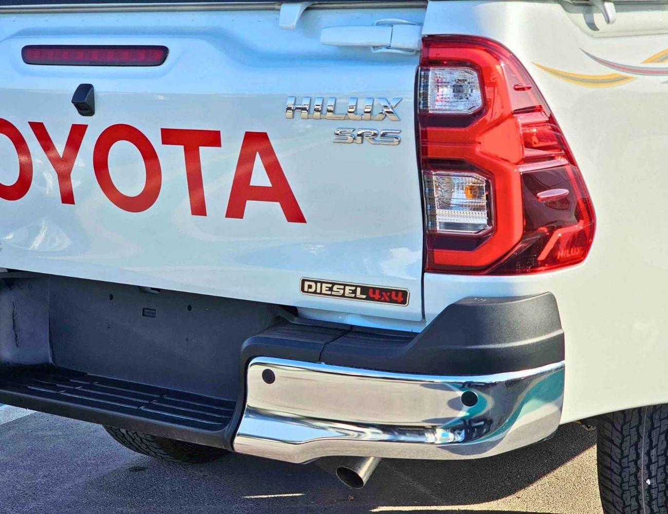 Toyota Hilux SR5 TOYOTA HILUX SR5 DOUBLE CABIN || 2.4L DIESEL V4 A/T 4WD | DIFF LOCK | BSM (CODE # HDFAA) WHITE 2026