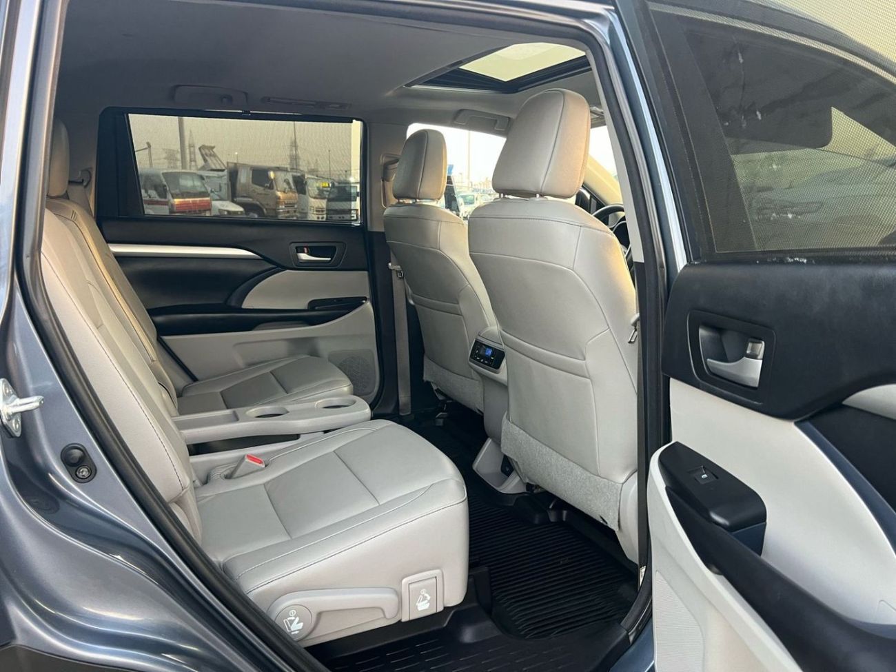 Toyota Highlander 2018 TOYOTA HIGHLANDER XLE   3.5L V-6 //   4 WHEEL DRIVE - 4X4 // SUNROOF //  PUSH START   // LEATHE