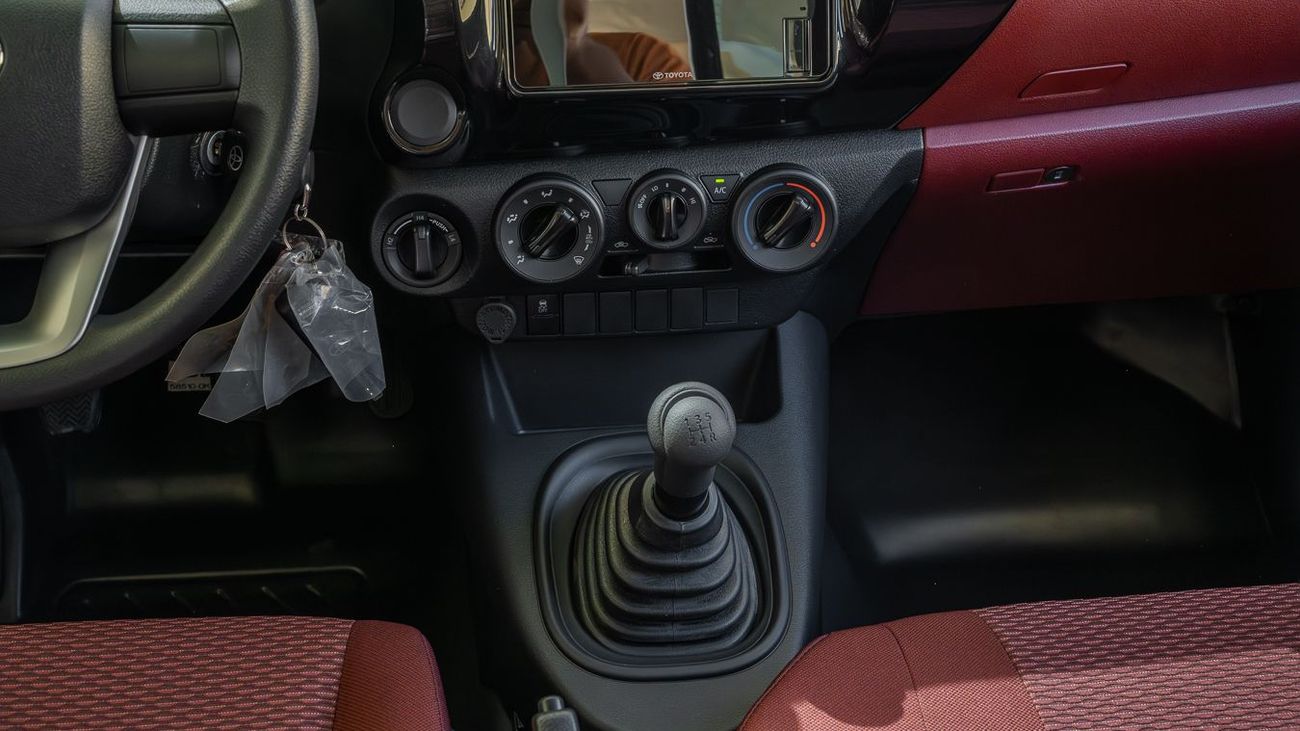 Toyota Hilux TOYOTA HILUX 2.7 SC 4X4 BASIC 5MT -2026YM