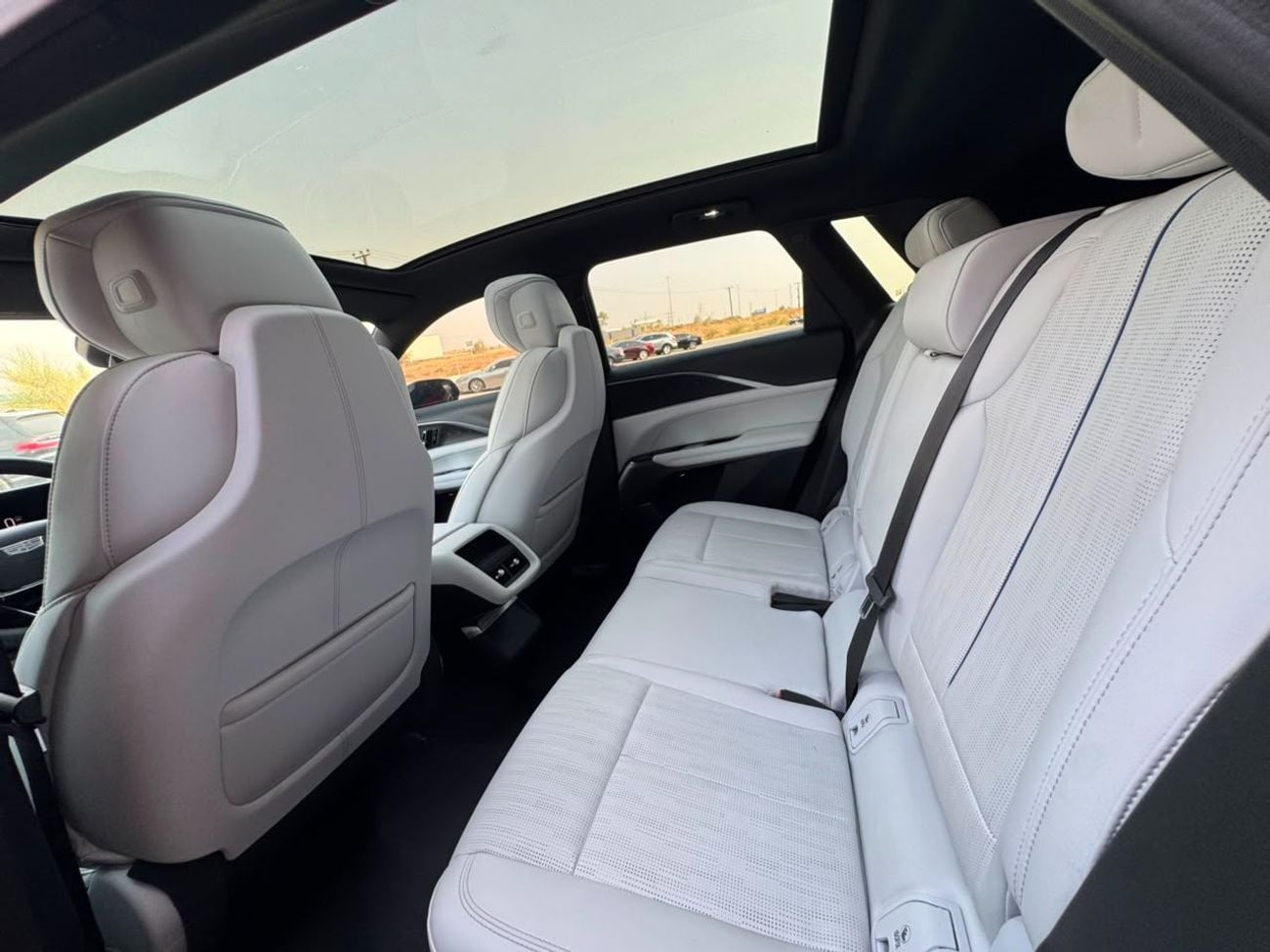 Cadillac Lyriq LAUNCH EDITION FULLY ELECTRIC / LAXURY CAR / BIG SCREEN / PREMIUM SOUND SYSTEM / 360 CAMERA / COOLING AND HEATING S