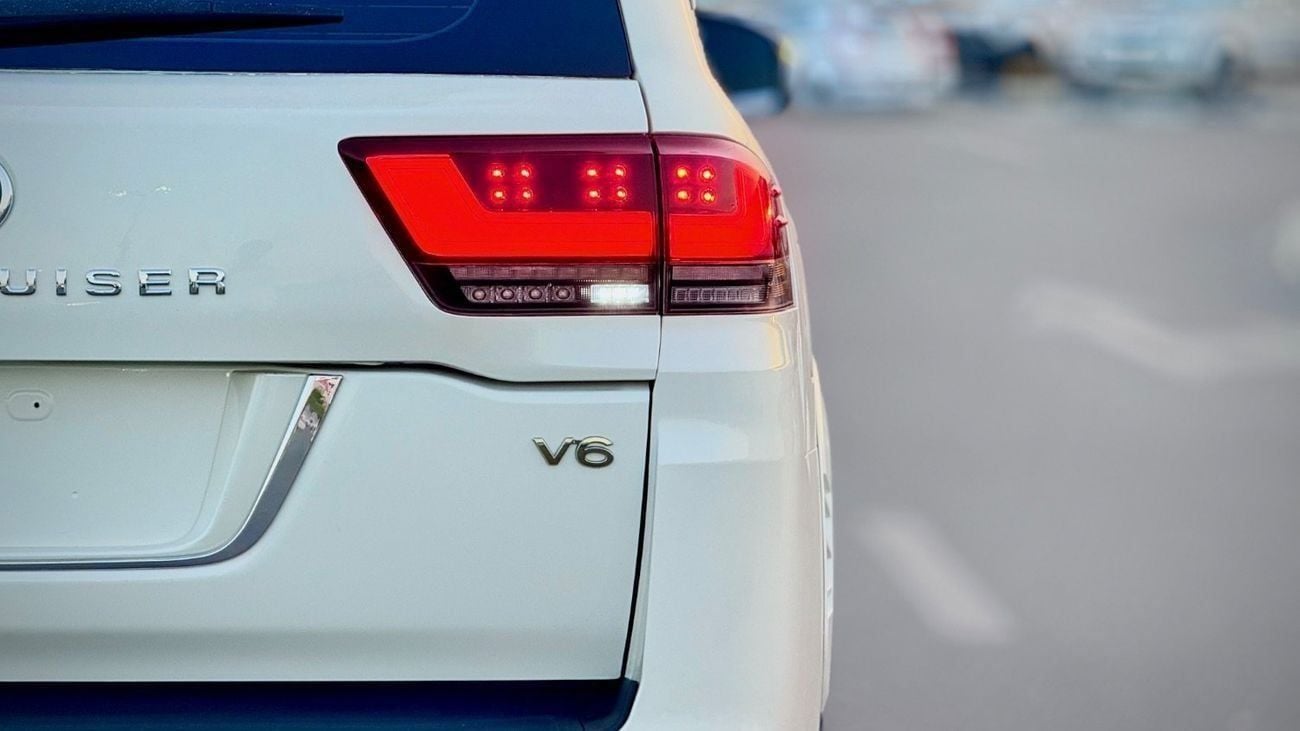 تويوتا لاند كروزر 2015 FACELIFTED 2025 WITH INTERIOR AND EXTERIOR FULL OPTION V6 GCC SPECIFICATION