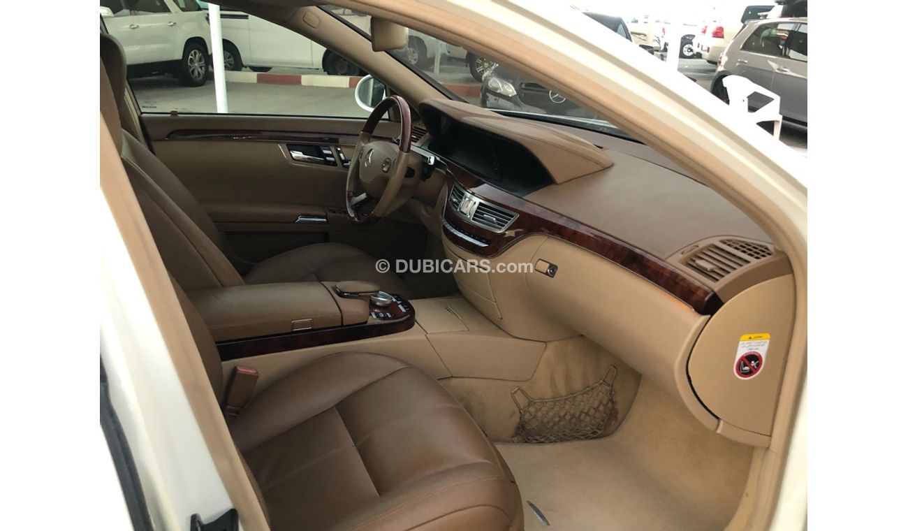 مرسيدس بنز S 350 موديل 2008 خليجي فل مواصفات بانوراما وتحكم كهربي كامل وكاميرا خلفيه ومدخل اسطوانات وبلوتوث و نفيجشن