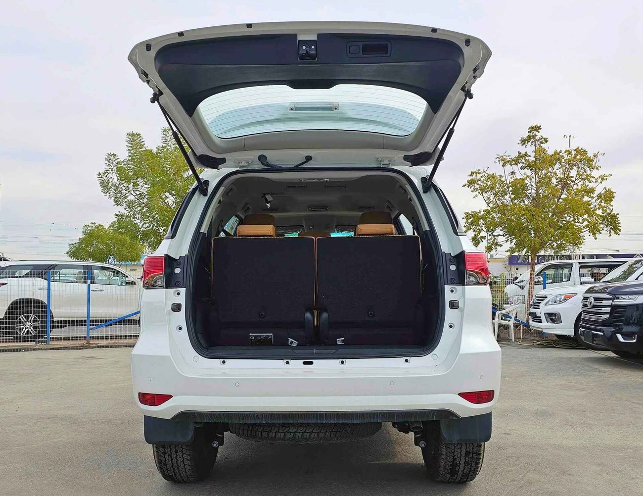 Toyota Fortuner 2.7L V4 PETROL / PUSH START / DVD CAMERA / FULL OPTION (CODE# 69032)