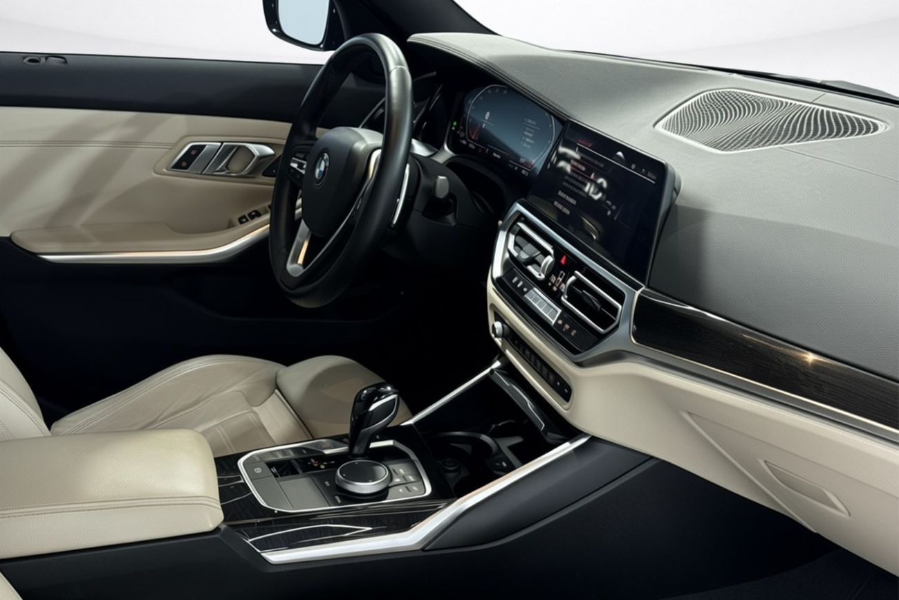 بي أم دبليو 330i Std 2.0L