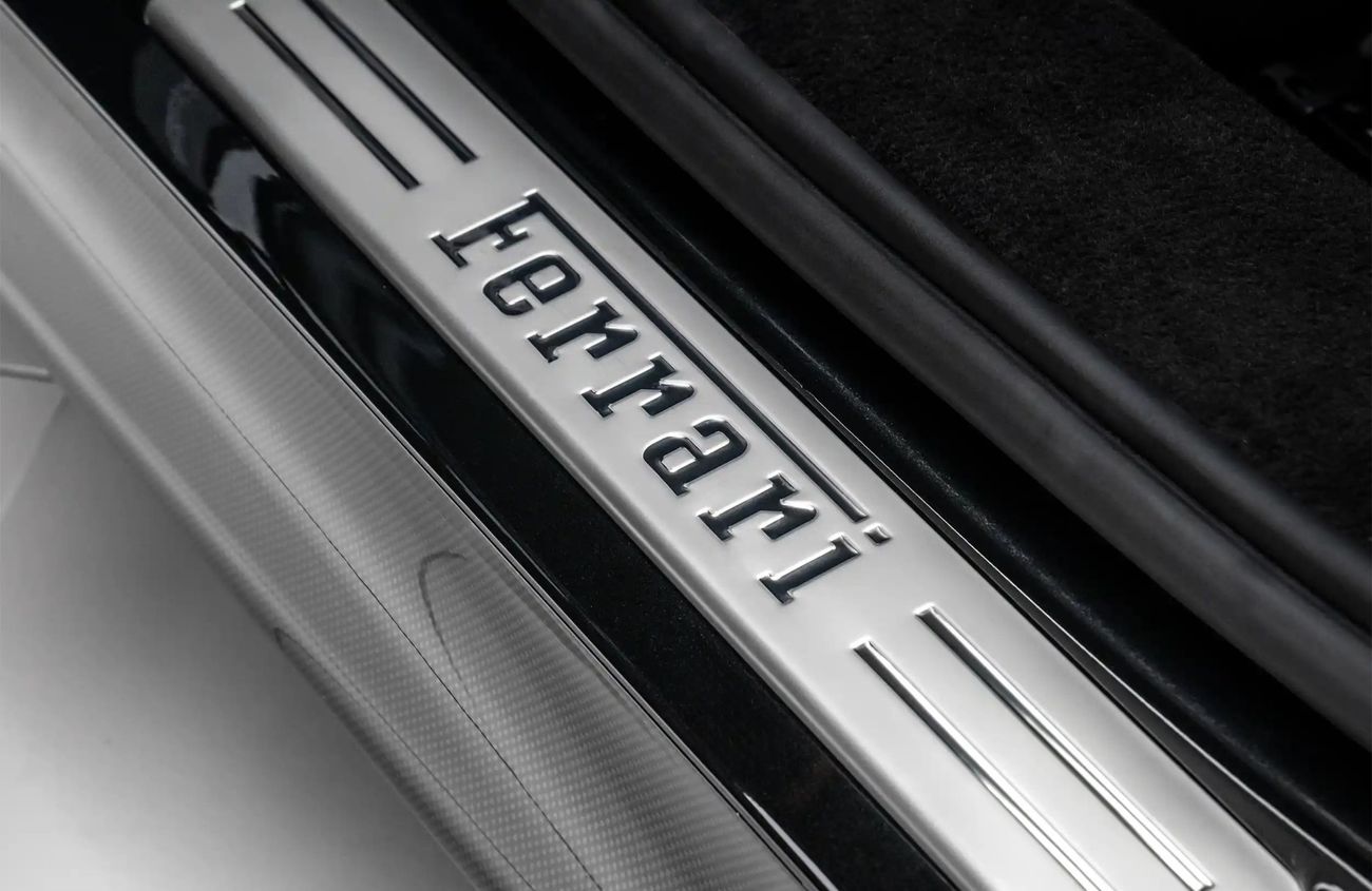 فيراري SF90 سبيدر 4.0L V8 Twin-Turbocharged Engine + eMotor