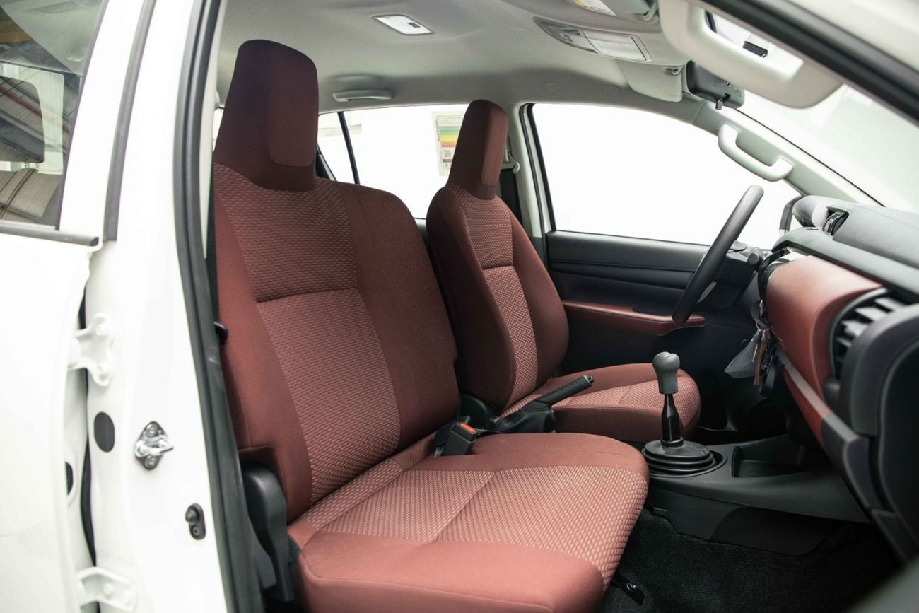 تويوتا هيلوكس DLX 2.4L - Super White Inside Maroon | Export Only