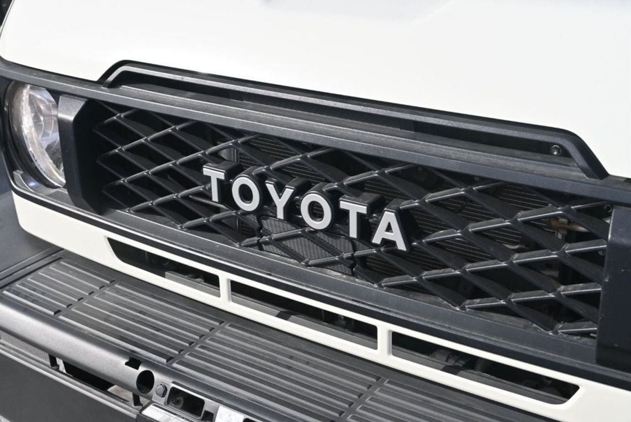 Toyota Land Cruiser Pick Up Toyota Land Cruiser Pickup  4.0L V6, Petrol, 4WD, Model 2024, Color White (Export Price)
