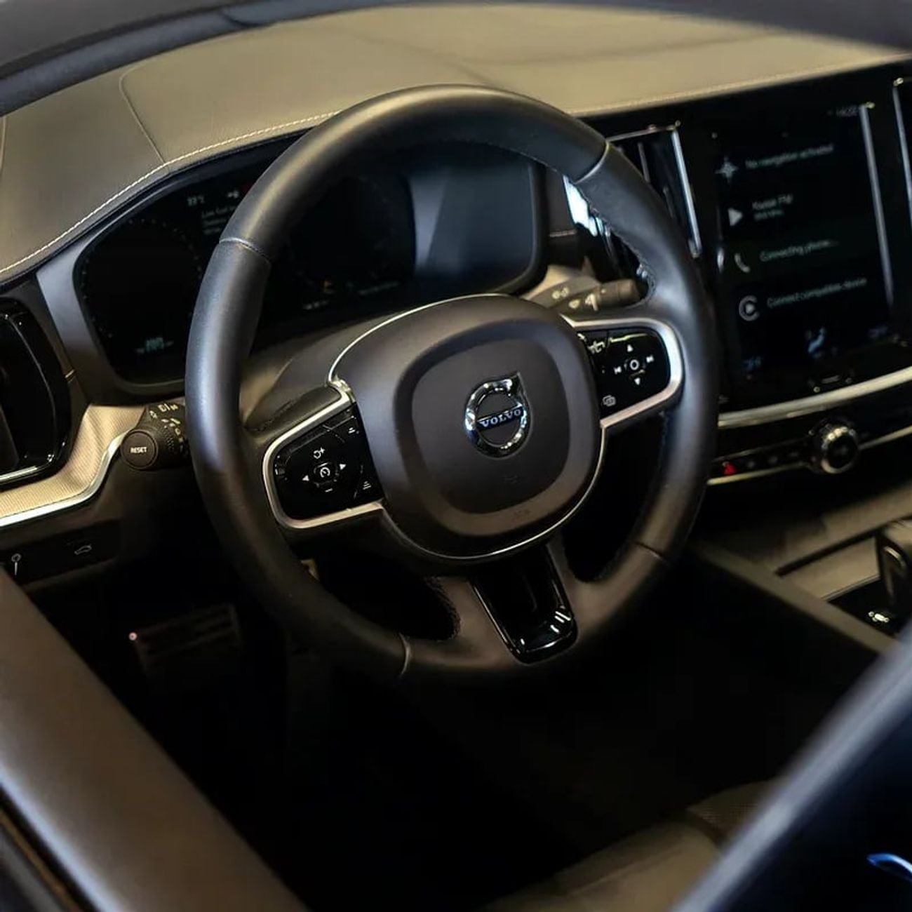 Volvo S60 B4 R Design 2.0L AED 1,819 pm • 0% Downpayment • S60 R-Design • Agency Warranty