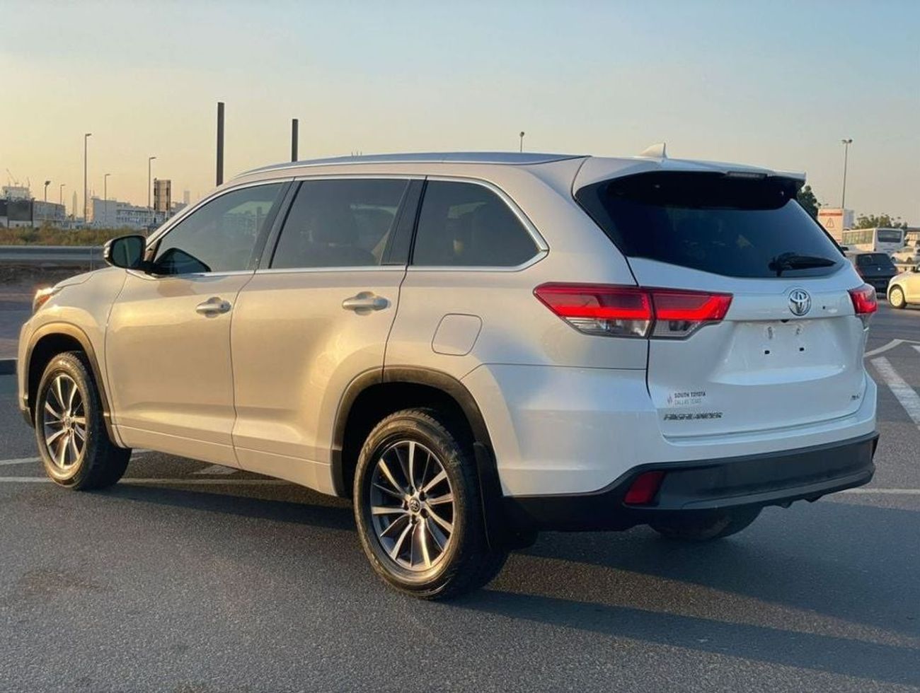 Toyota Highlander 2018 Toyota Highlander XLE 3.5L V6 Full Option Sunroof 7 Leather Seats - Radar & BSM Auto Trunk -