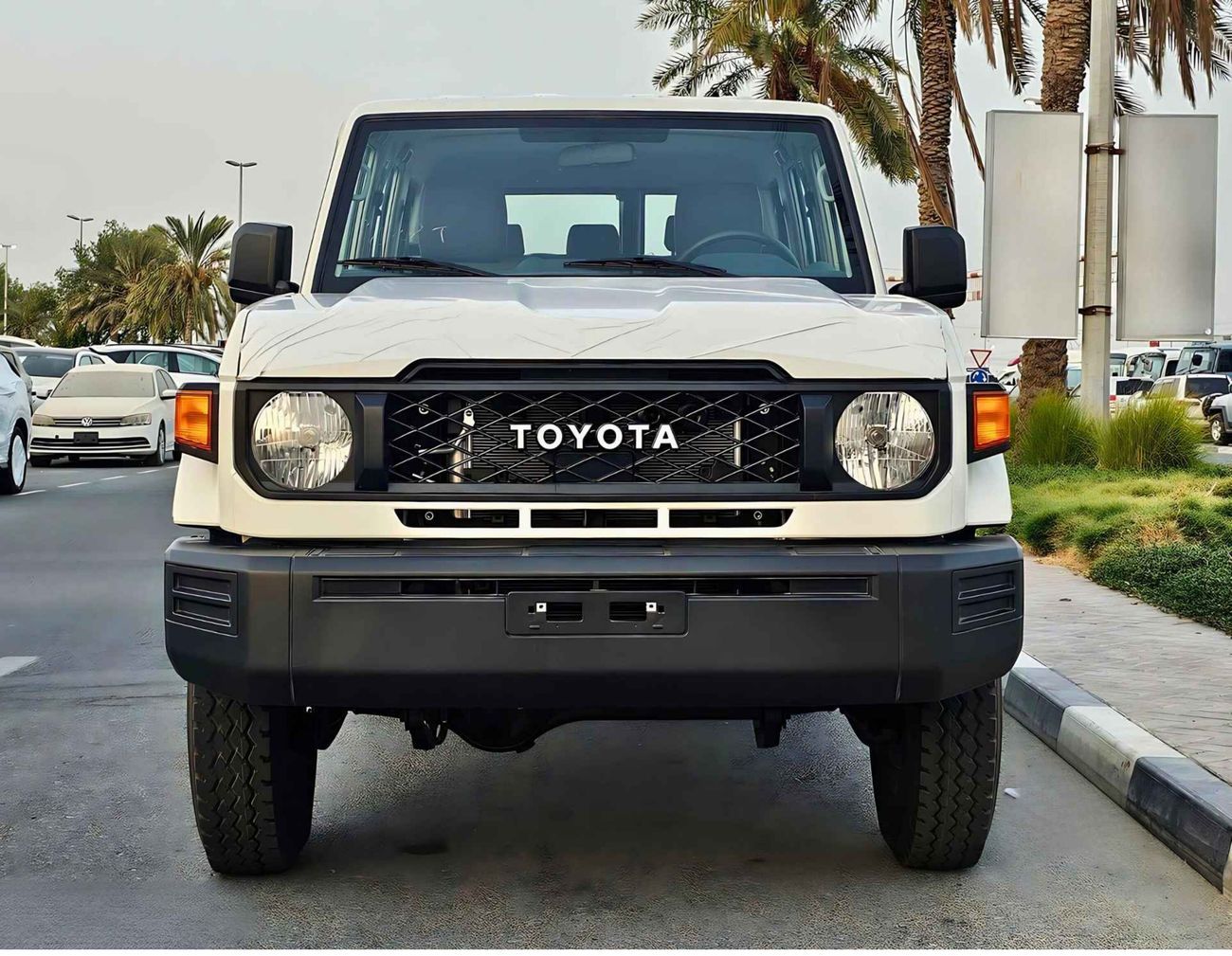 تويوتا لاند كروزر 70 LC76 / V6 / 4.2L DIESEL / M/T / POWER WINDOWS WITH LEATHER/ 4WD (CODE # 68037)