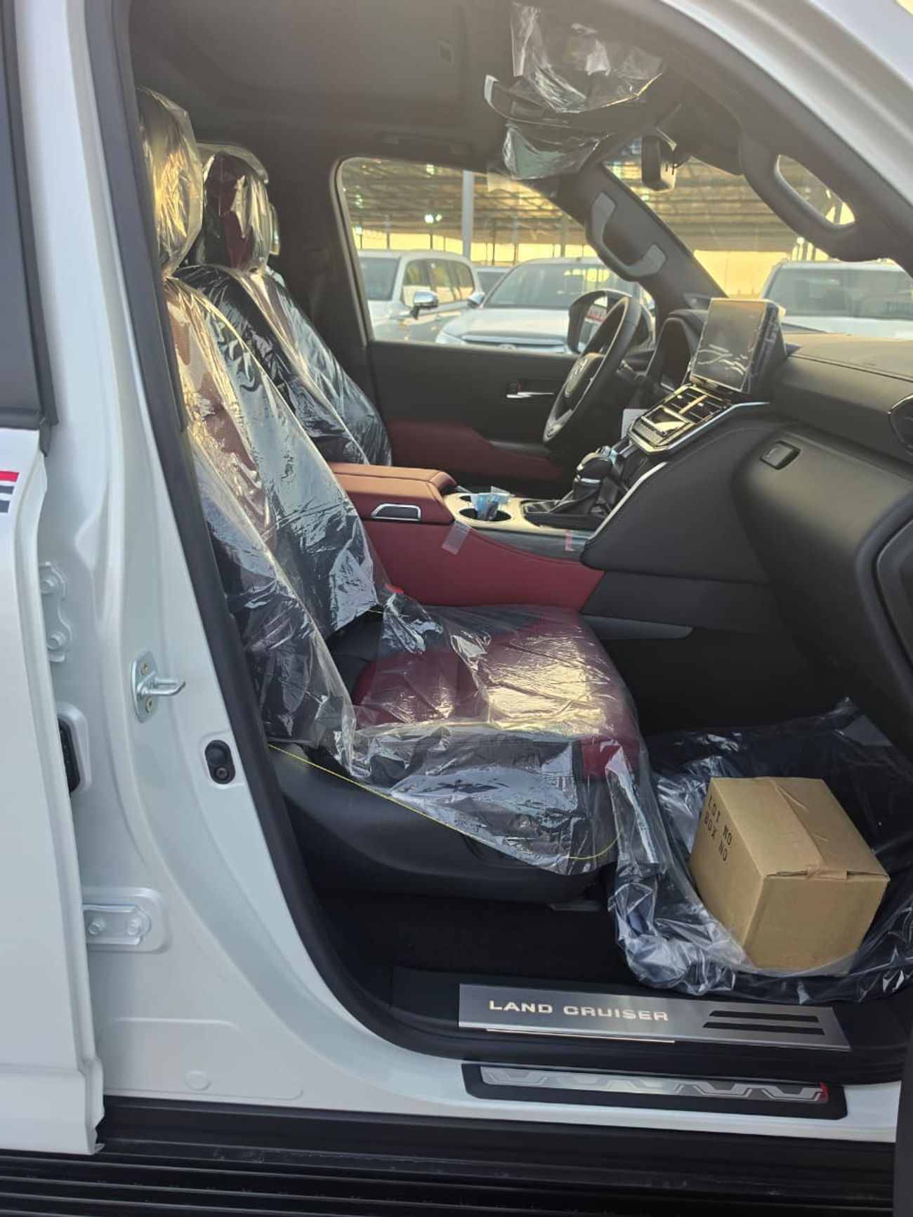 تويوتا لاند كروزر GR SPORT Toyota Land Cruiser LC300 GR Hybrid 2026 – فل أوبشن | أبيض خارجي | داخلية أحمر وأسود