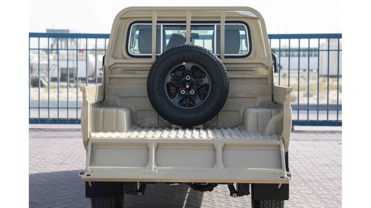 تويوتا لاند كروزر بيك آب 2024 Toyota LC79 4X4 Double Cab 4.5 V8 - بيج من الداخل بيج | للتصدير فقط