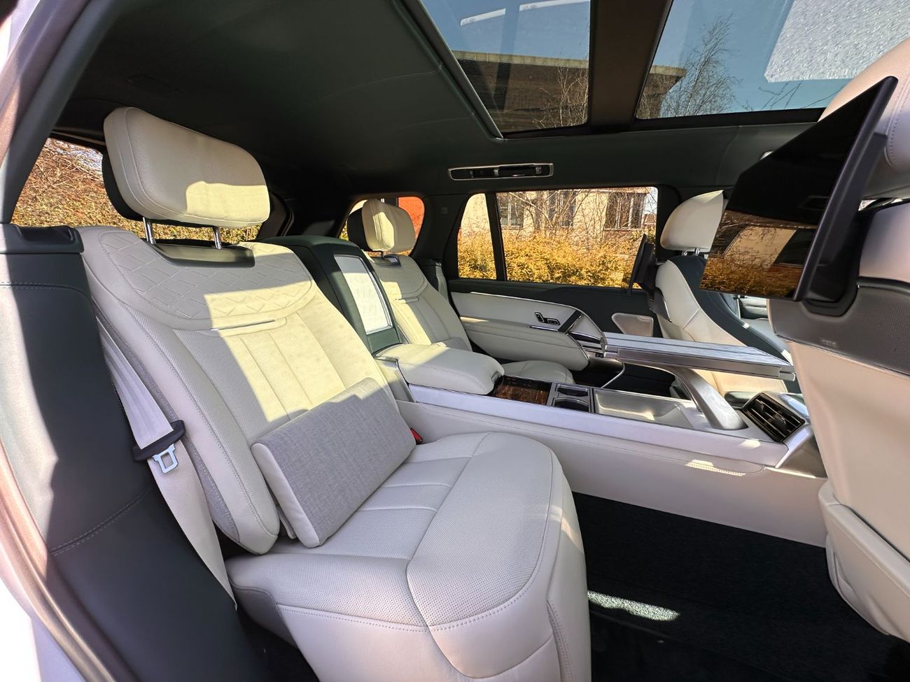 لاند روفر رينج روفر SV 4.4L P615 V8 Right Hand Drive