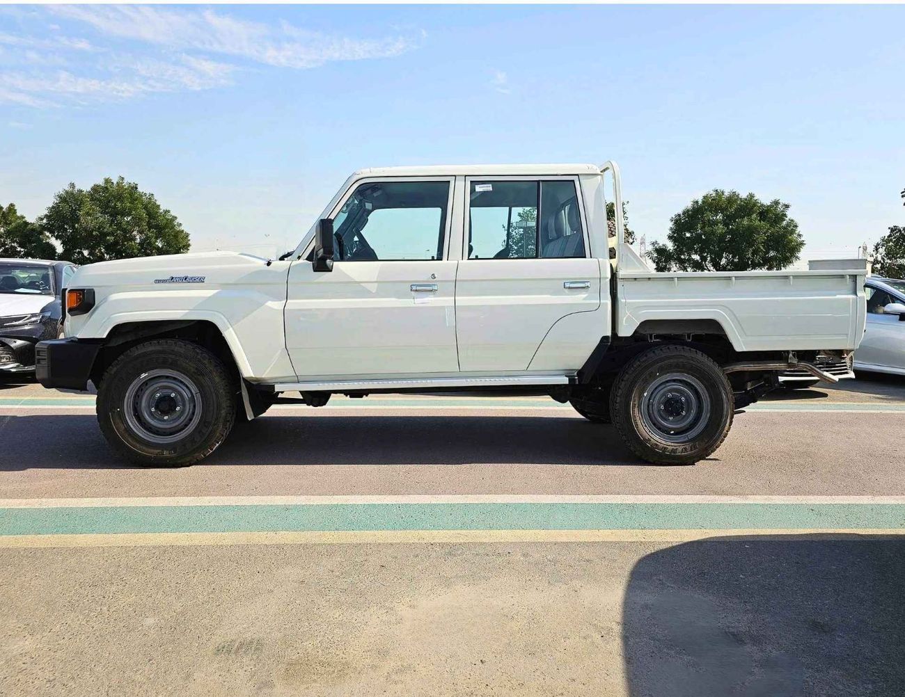 Toyota Land Cruiser Pick Up LC79 / DOUBLE CABIN / 4.2L V6 DIESEL M/T / LEATHER SEATS / SNORKEL / MID OPTION / 4WD (CODE # 69033)