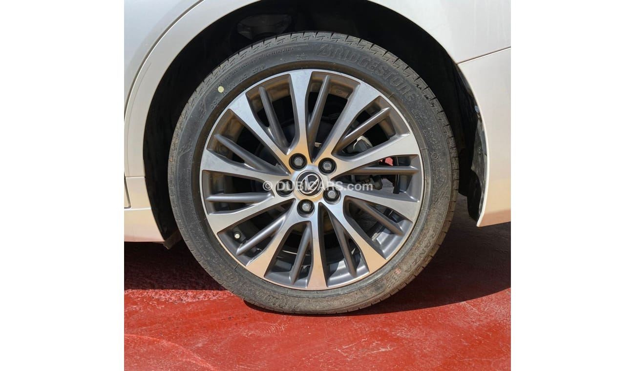 Lexus ES 300 LEXUS ES 300h HYBRID MODEL 2019 WHITE COLOR