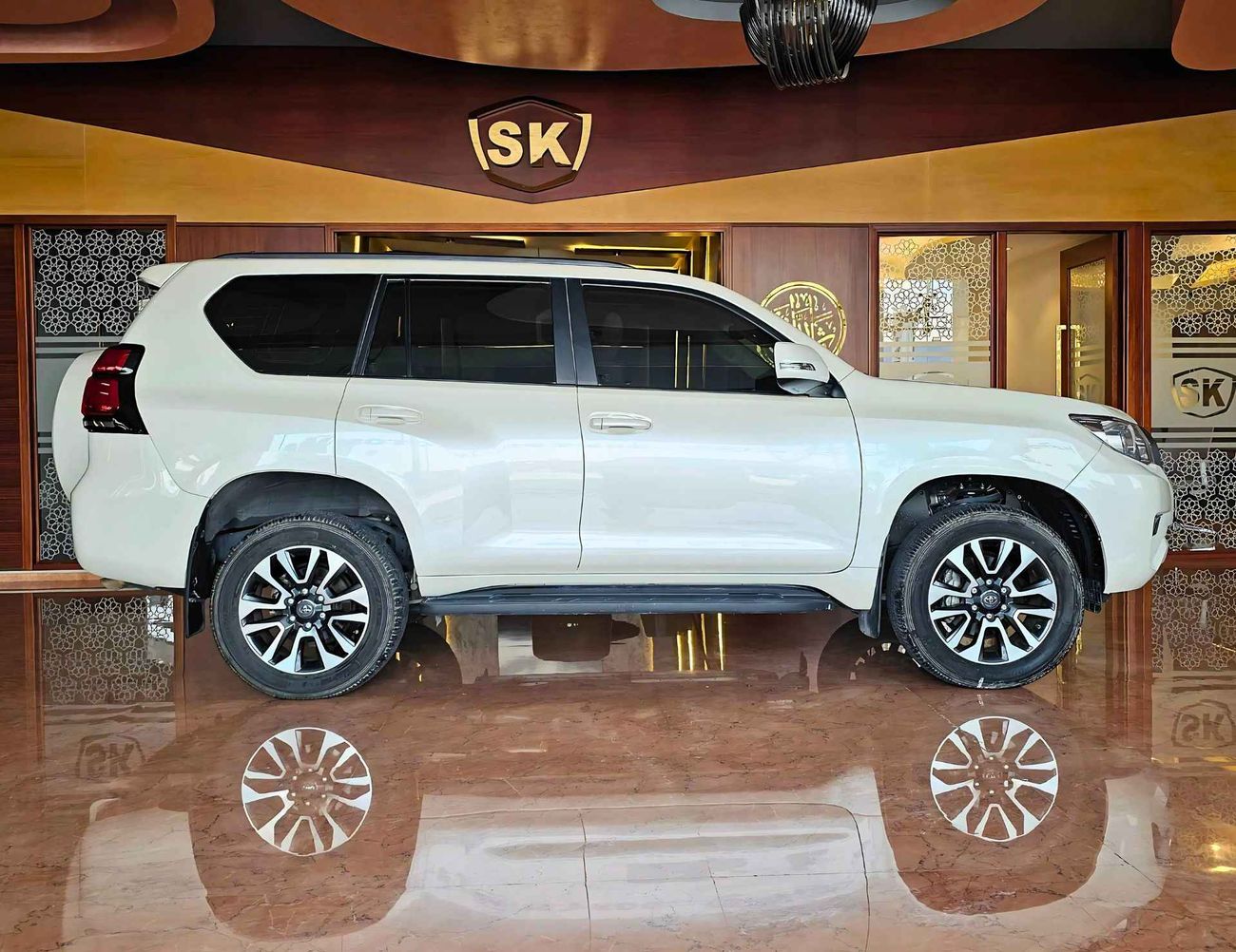 تويوتا برادو GXR/ 4.0 V6 / SUNROOF / FABRIC SEATS / FULL OPTION / GCC / EXPORT ONLY / LOT#38740