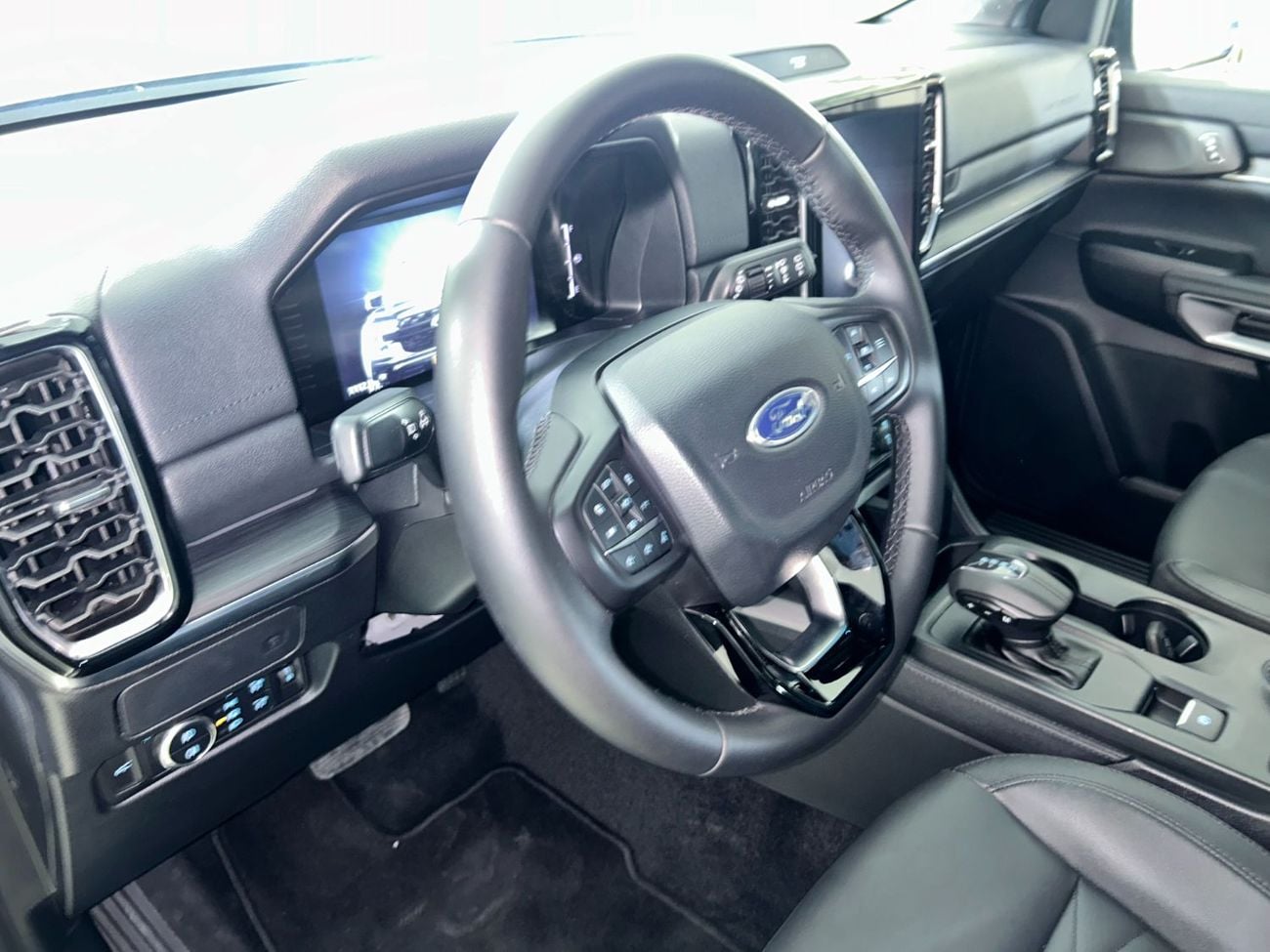 فورد ايفرست LIMITED / AL TAYER MOTORS AL QOUZ SHOWROOM