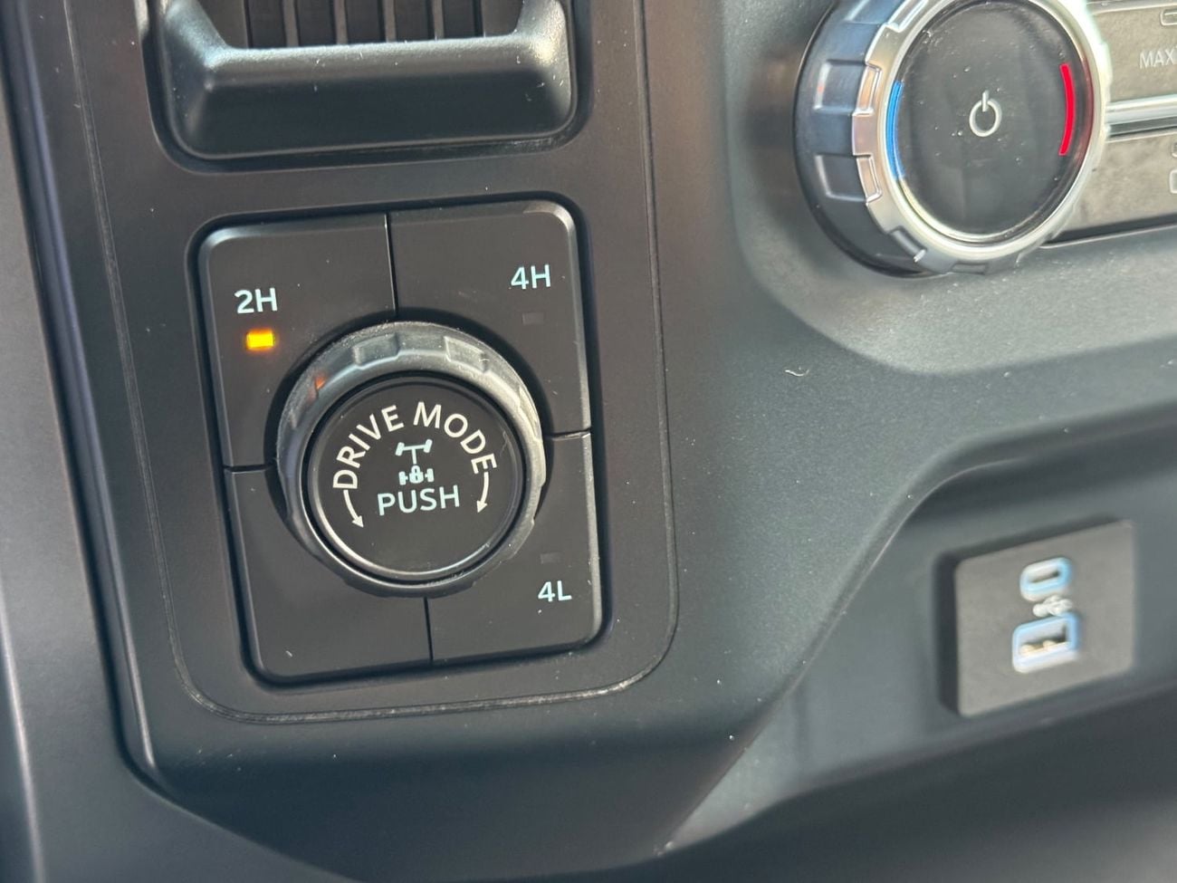 فورد F 150 XLT محرك V8 سعة 5.0 لتر / دفع رباعي / رادار / مساعد الطريق / لوحة عدادات إلكترونية / شاشة كبيرة