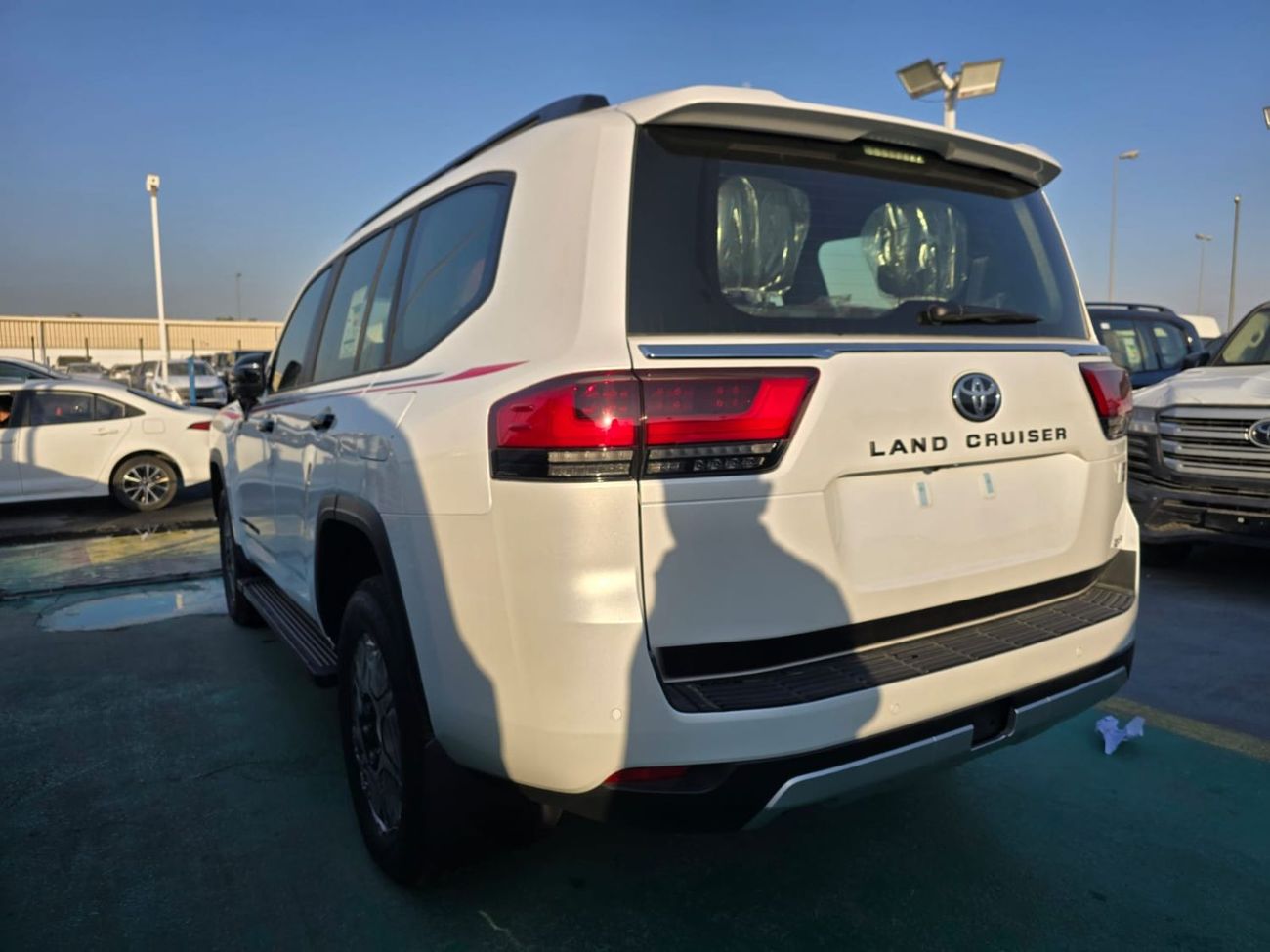 تويوتا لاند كروزر تويوتا لاندكروزر LC300 هجين فئة GR موديل 2026 – فل أوبشن – أبيض خارجي / جلد أحمر داخلي