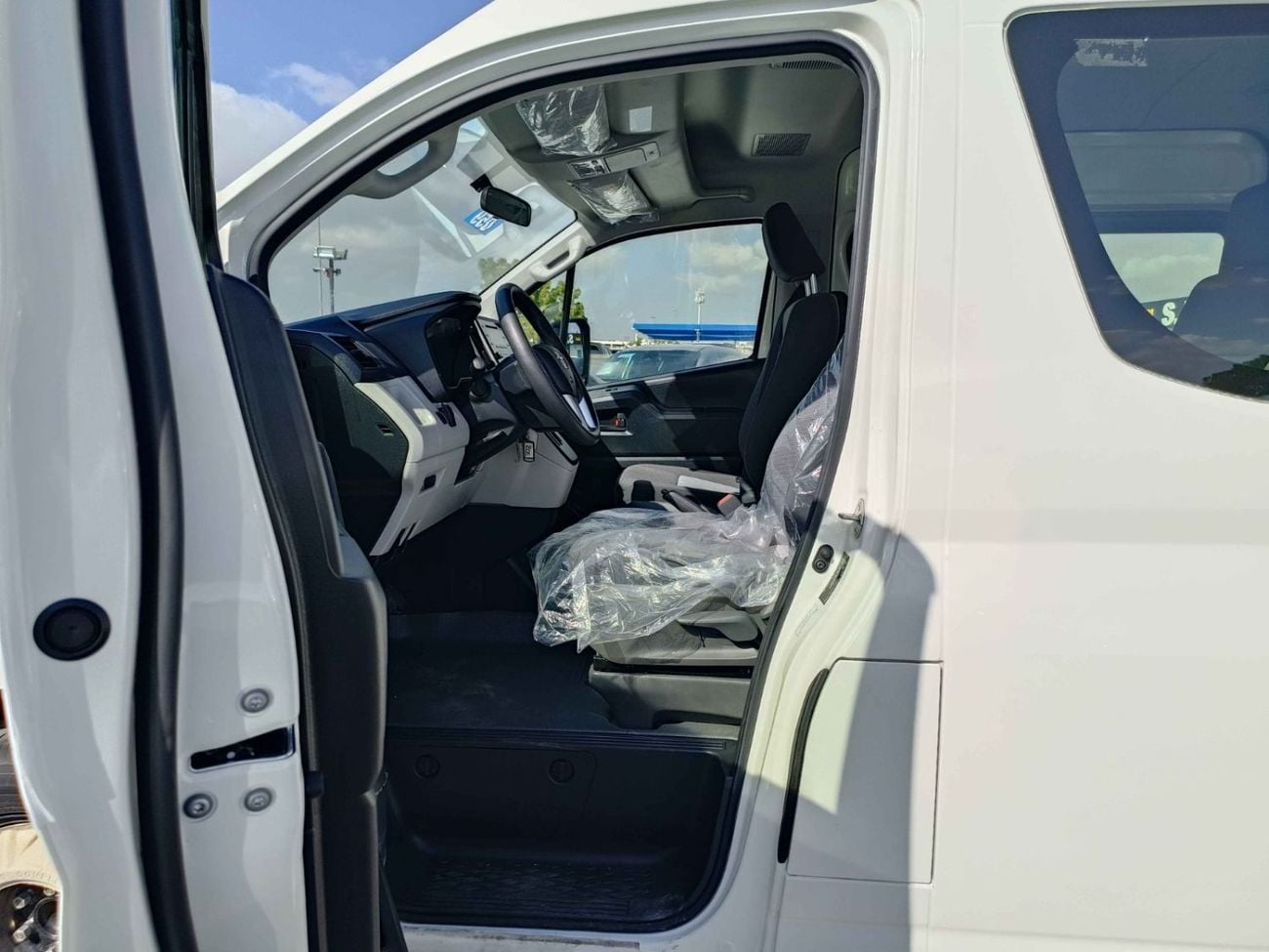 Toyota Hiace GL TOYOTA HIACE HIGHROOF DX / 2.8L V4  DIESEL / BLACK BUMPER