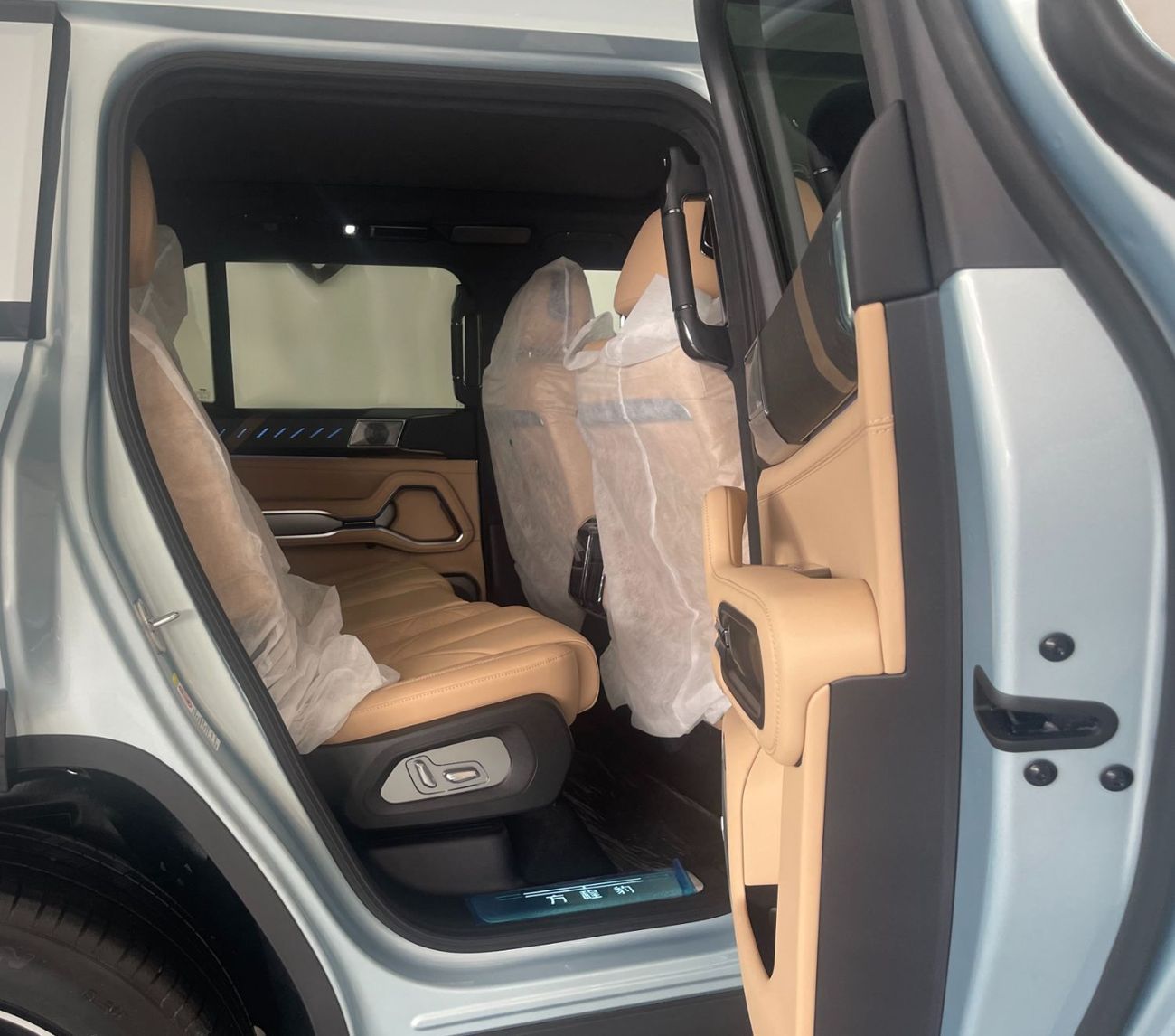 BYD Leopard 8 8 Plug in Hybrid 2.0 L 500 KW dual motor - 100,000km service contract - 10 years warranty - 7 Seater