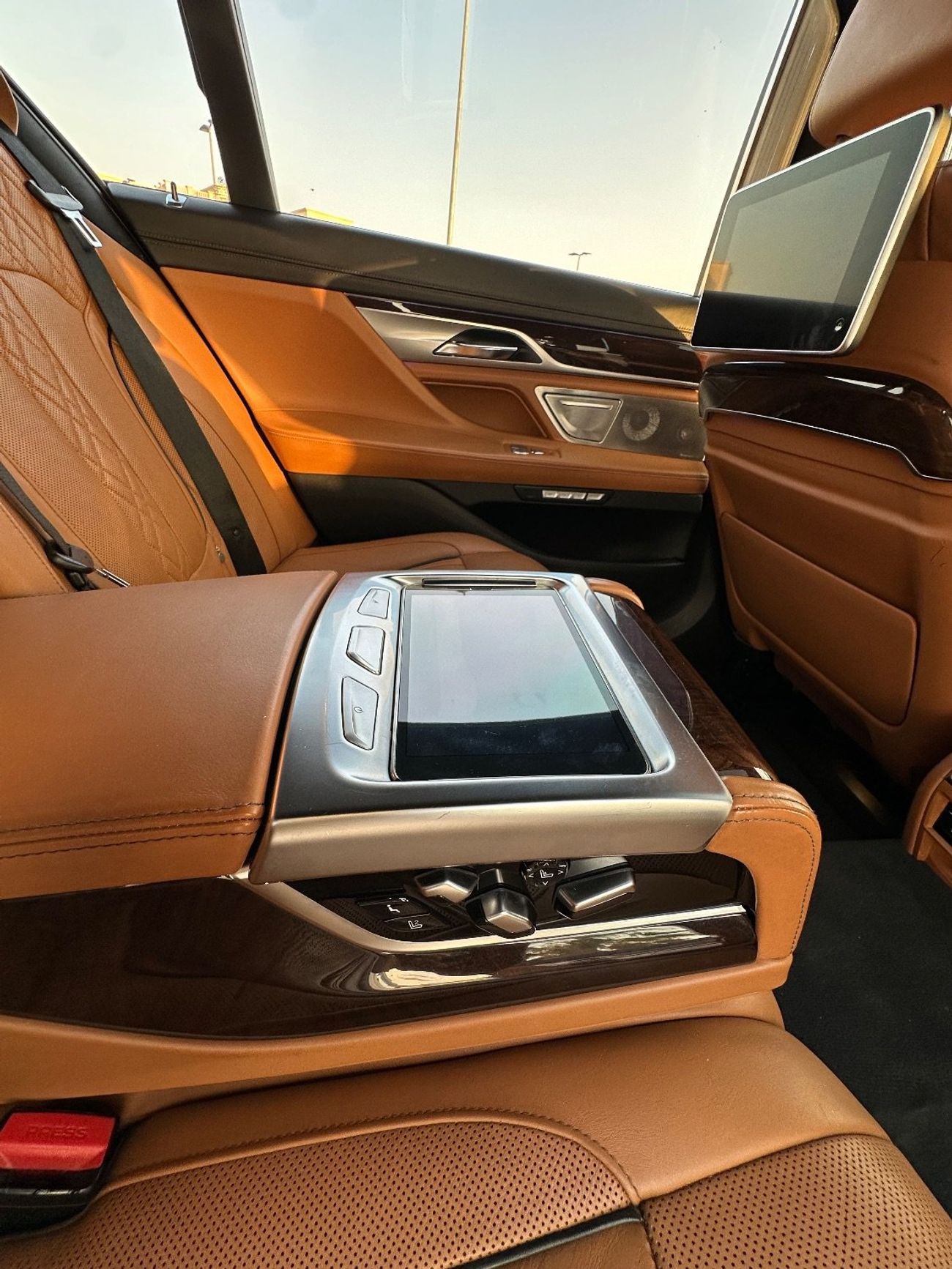 بي أم دبليو 750Li Luxury 4.4L (523 HP)