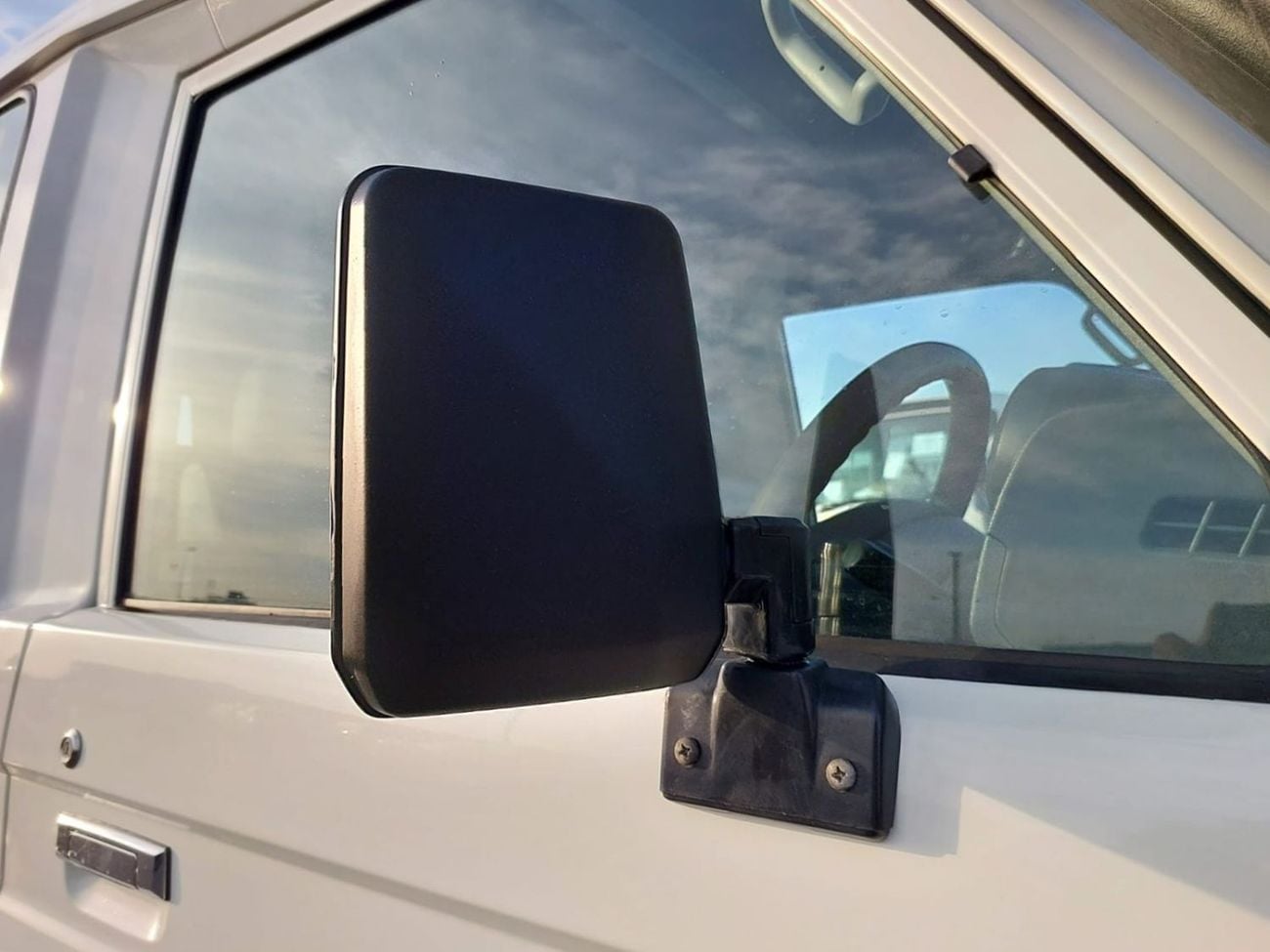 تويوتا لاند كروزر TOYOTA LAND CRUISER SUV RHD 2017 MODEL 4.2 L DIESEL MANUAL(PM89605)