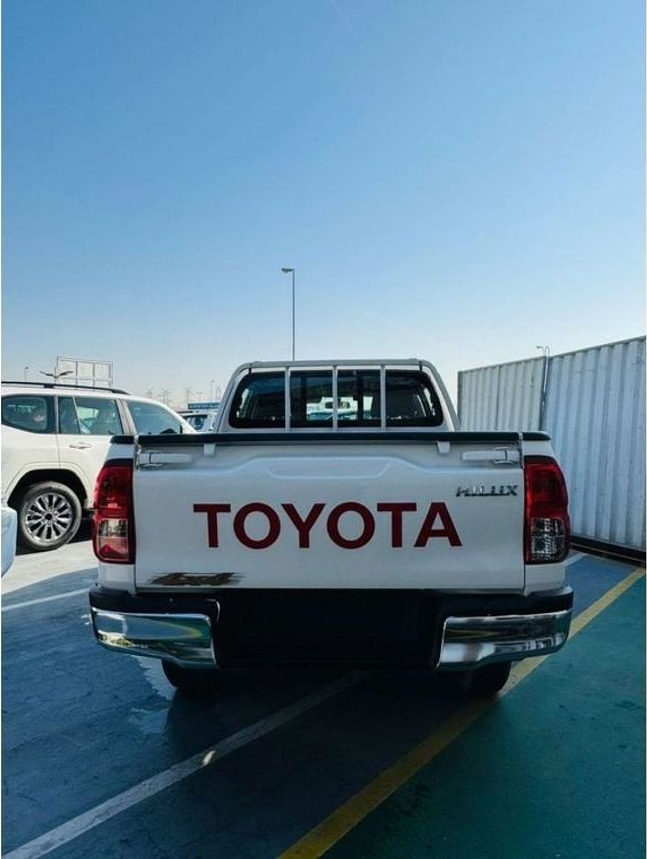 Toyota Hilux TOYOTA HILUX 2.7L PETROL BASIC OPTION WHITE 2025