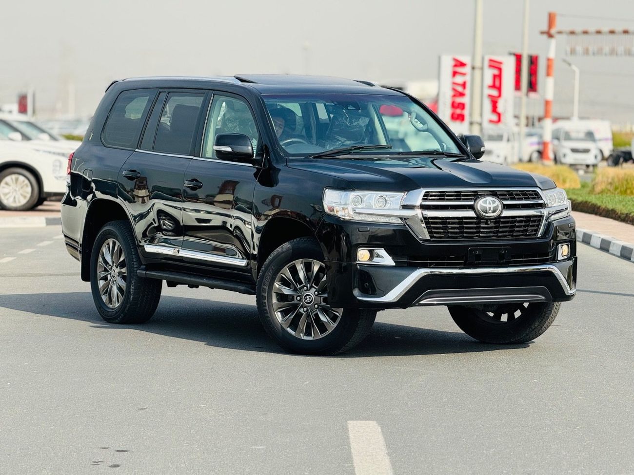 تويوتا لاند كروزر Sahara top of the range