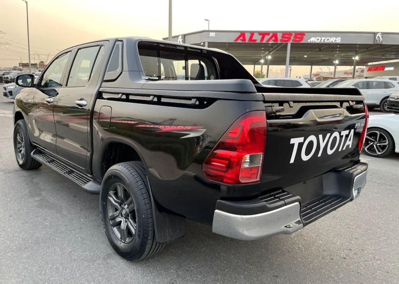 تويوتا هيلوكس GLX 2021 2.7 ENGINE 4 CYLINDER BLACK COLOR INSIDE BLACK AND RED GCC SPECS VERY GOOD CONDITION