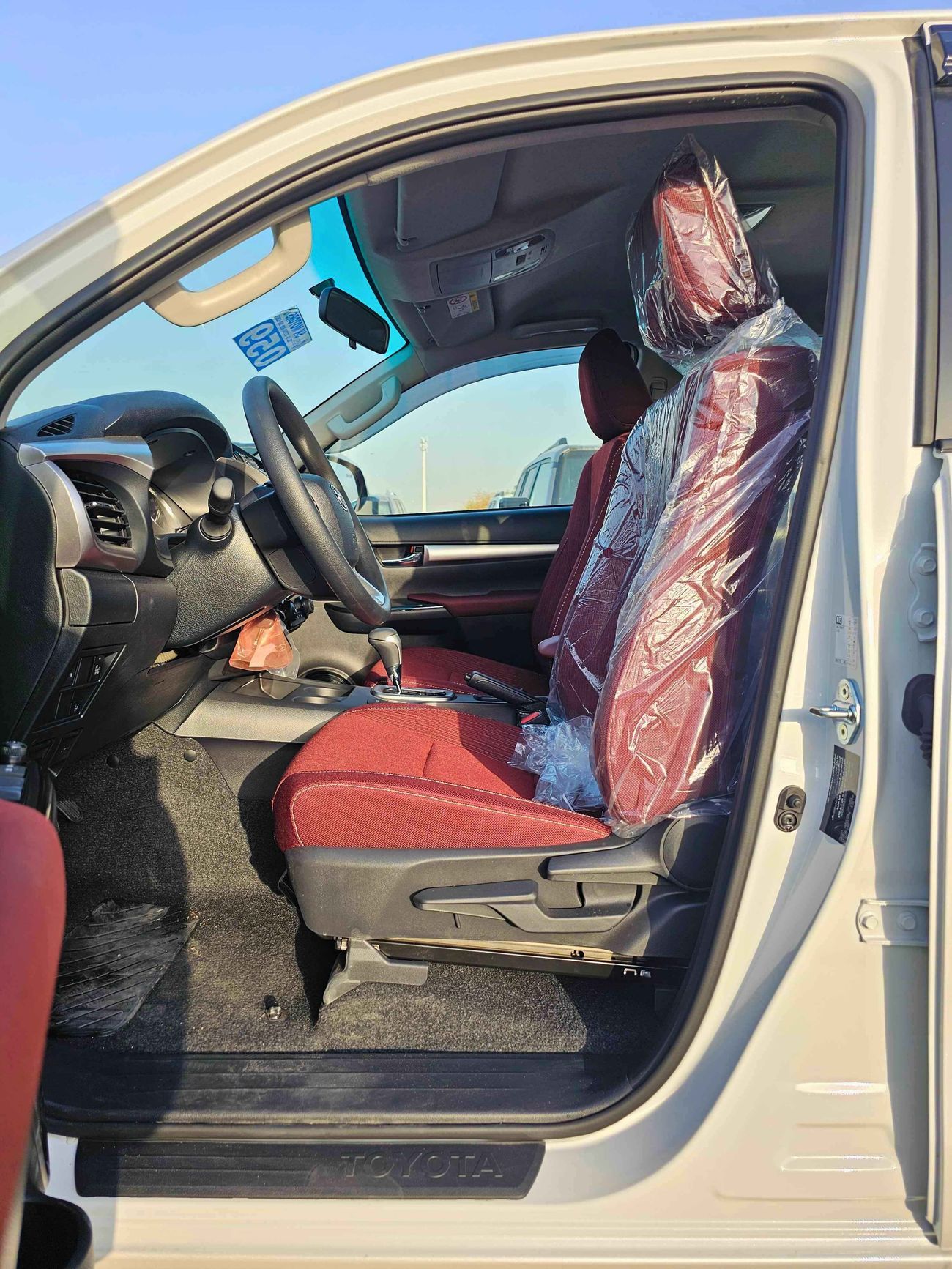 Toyota Hilux SR5 FULL OPTION / A/T / 2.4L V4 DIESEL / DVD + CAMERA / BLIND SPOT / 4WD (CODE # HDAF2)