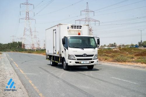 هينو 300 STANDARD شاحنة تبريد 714 | مواصفات دول مجلس التعاون الخليجي | عداد كيلومترات منخفض