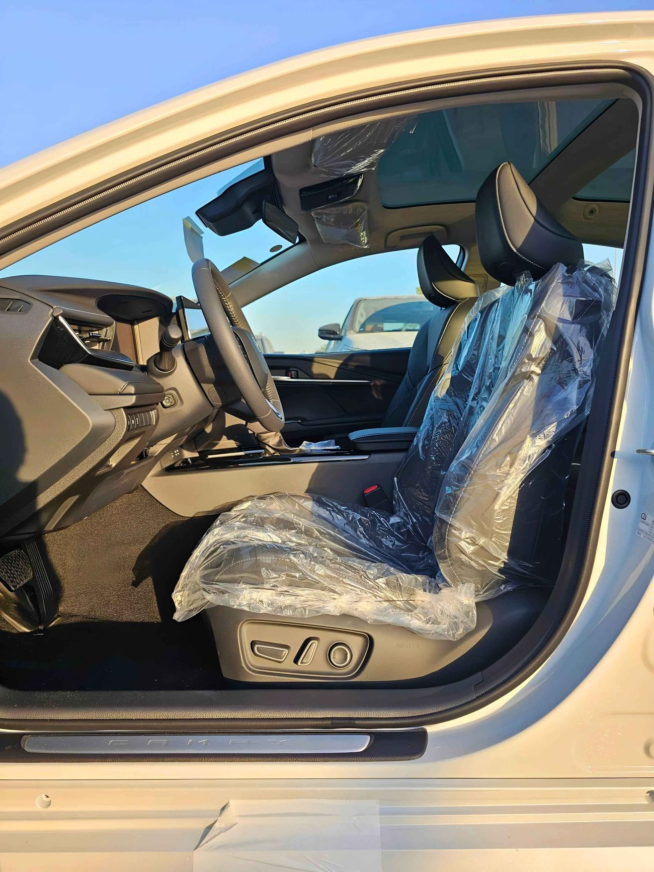 Toyota Camry G PREMIUM / 2.5L HYBRID / HEADUP DISPLAY / PANORAMAIC ROOF / CHINESS SPECS (CODE # HYBRID)