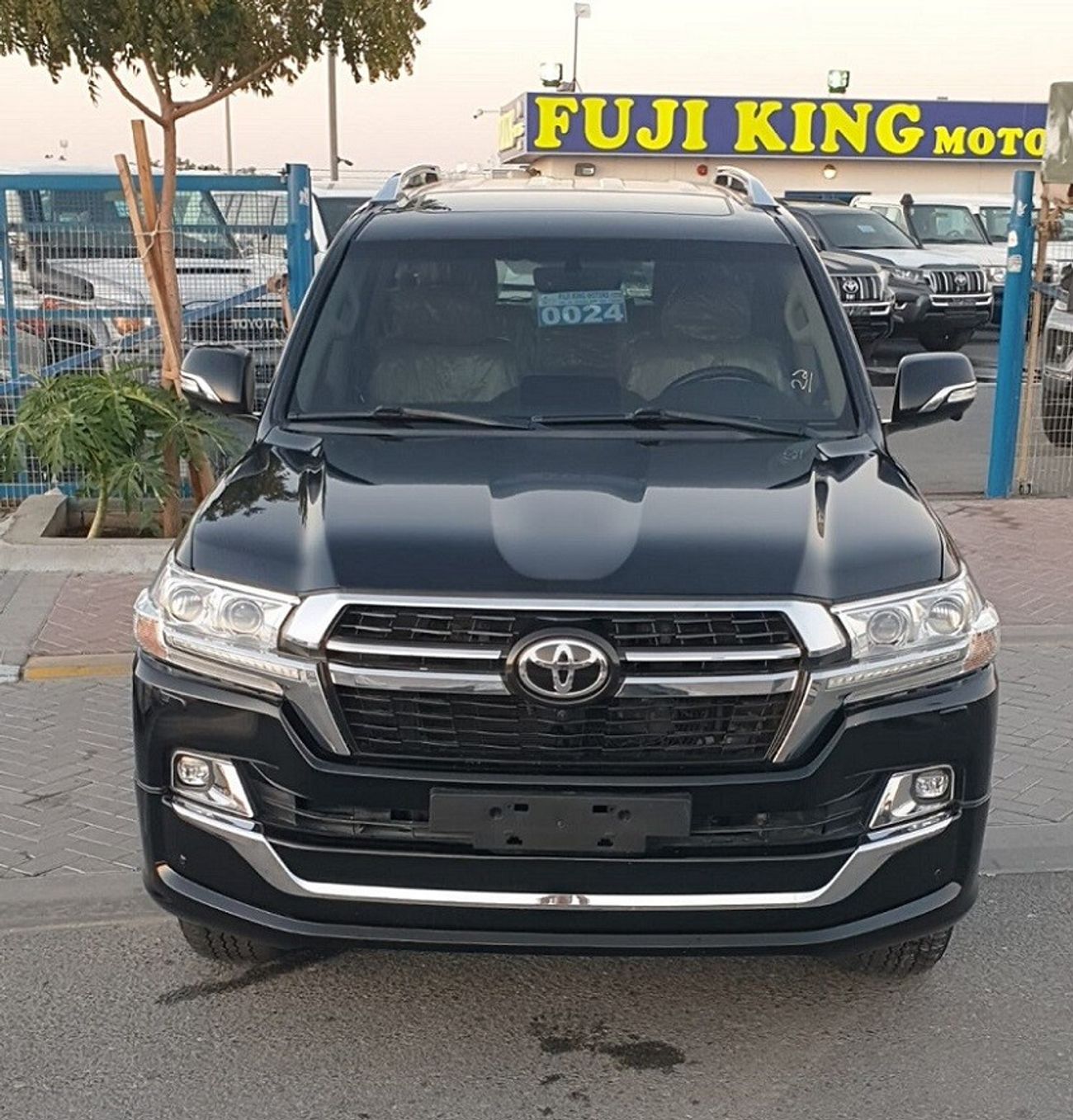 Toyota Land Cruiser GXR - V8 - PETROL (FULL OPTION)