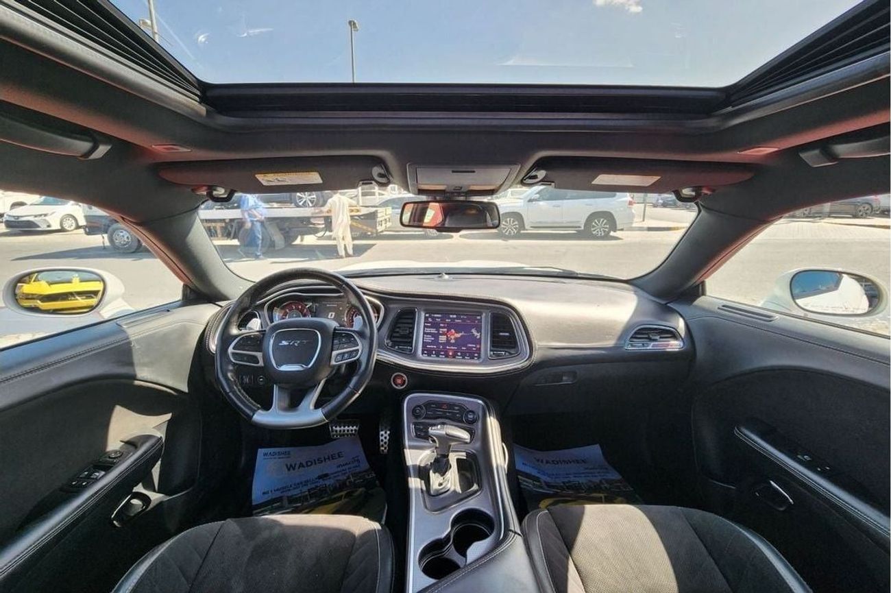 Dodge Challenger SRT Hellcat 6.2L (717 HP)-- GCC // FULL OPOTIOIN //ALCANTARA -- SUN ROOF / BANK FINANCE/GOOD CONDITI