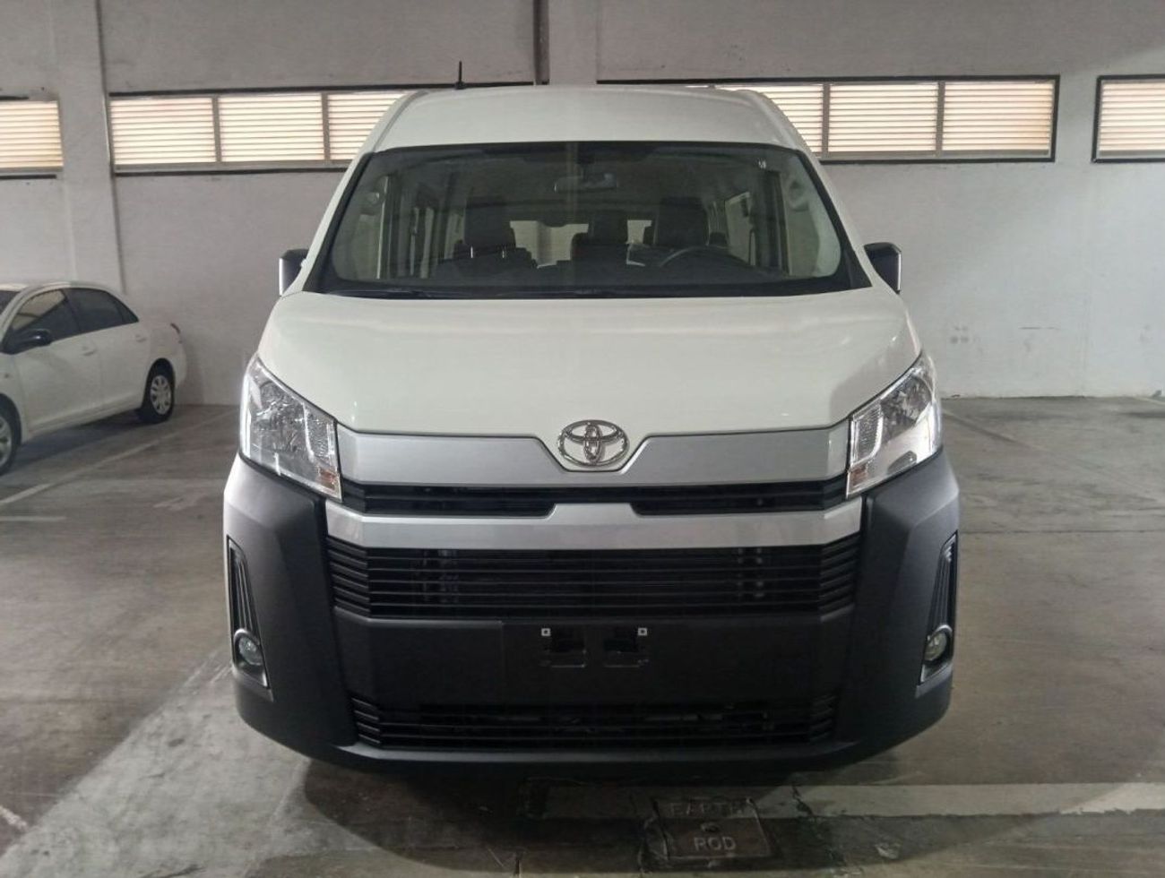 تويوتا هاياس ECT0008 - Toyota High Roof Passenger Van - 3.5L Petrol Auto White